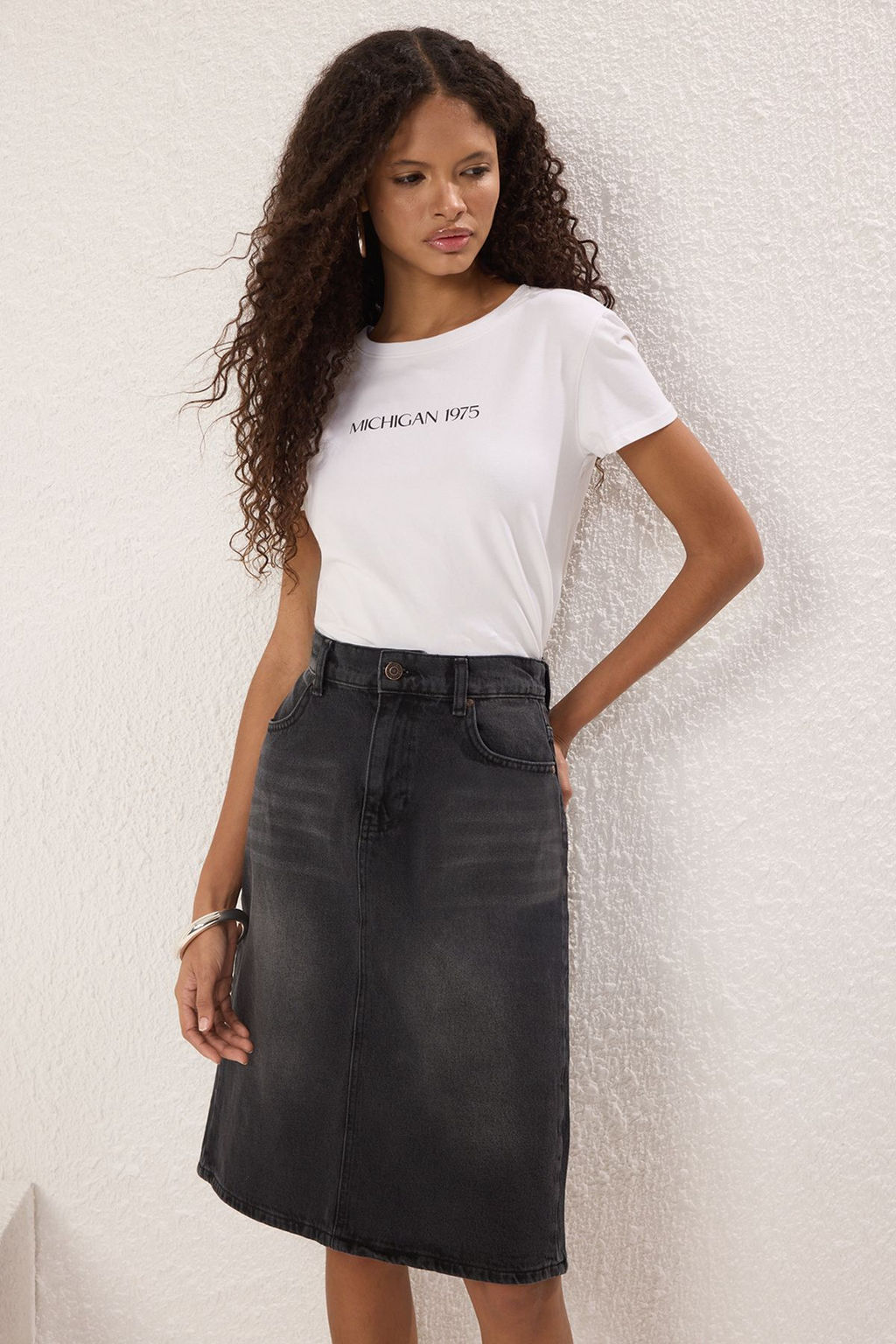 TRENDYOLMILLA Siyah Arka Bel Lastikli Y?rtmac Detayl? Midi Denim Etek TWOSS25ET00135