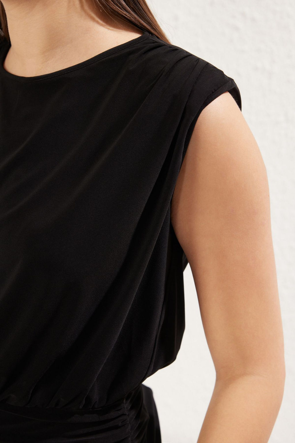 Siyah Vatkal? Buzgu/Drape Detayl? S?f?r Kol Belden Oturmal? Dokumlu Orme Bluz TWOSS25BZ00031