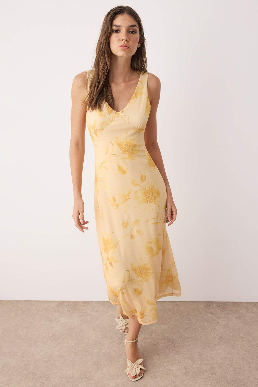 Trendyolmilla Kahverengi Fitted/Vucuda Oturan Puantiyeli Fiyonklu Maxi Tul Esnek Orme Elbise TWOSS25EL00361  фото 6