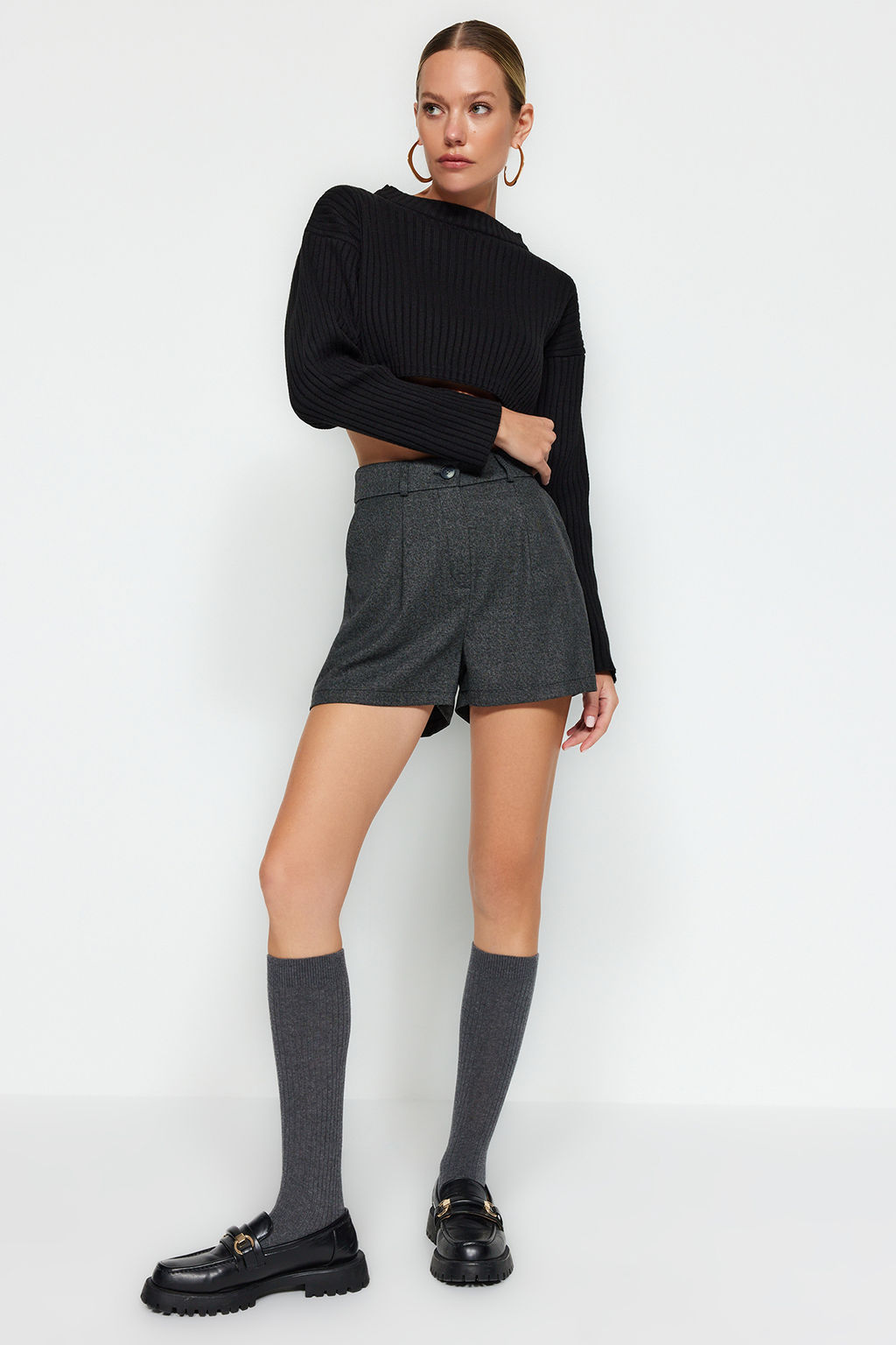 TRENDYOLMILLA Antrasit Regular Kal?p Dokuma Sort TWOAW24SR00060