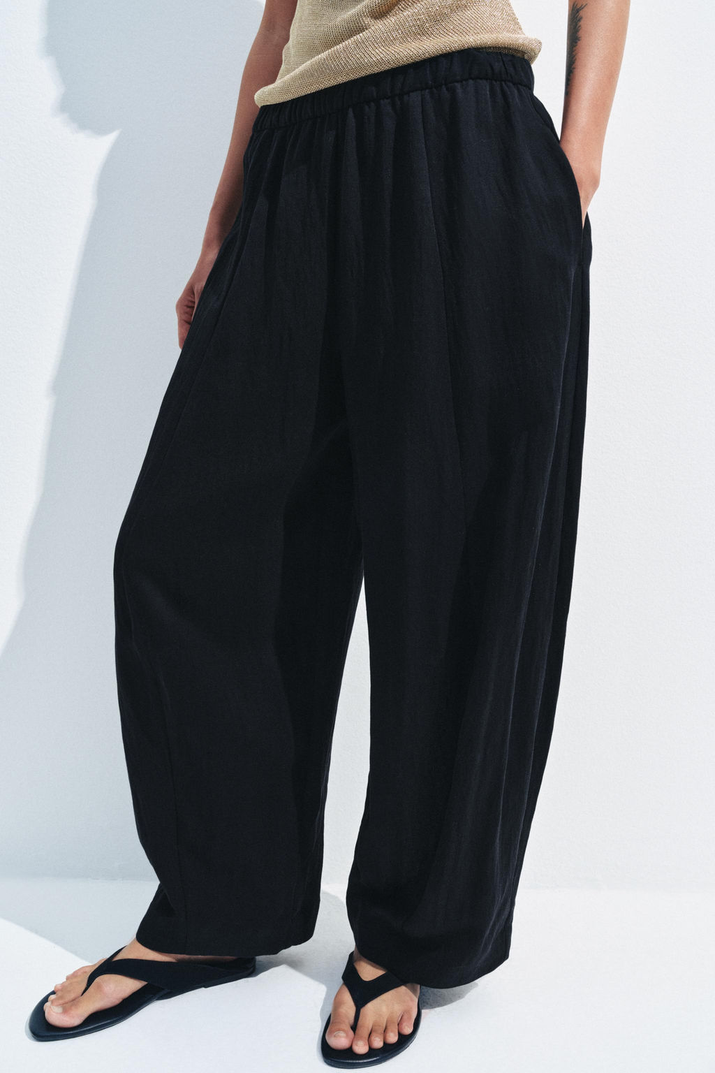 PANTAL?N BARREL FLUIDO ZW COLLECTION / Negro - Zara фото 2