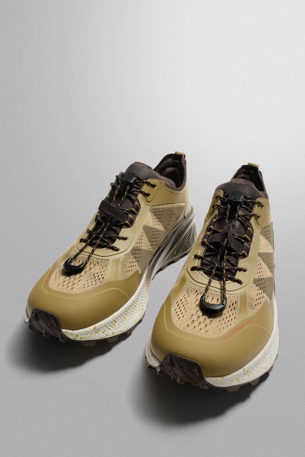 ZAPATILLA DE CORRER TRAIL / Marr?n