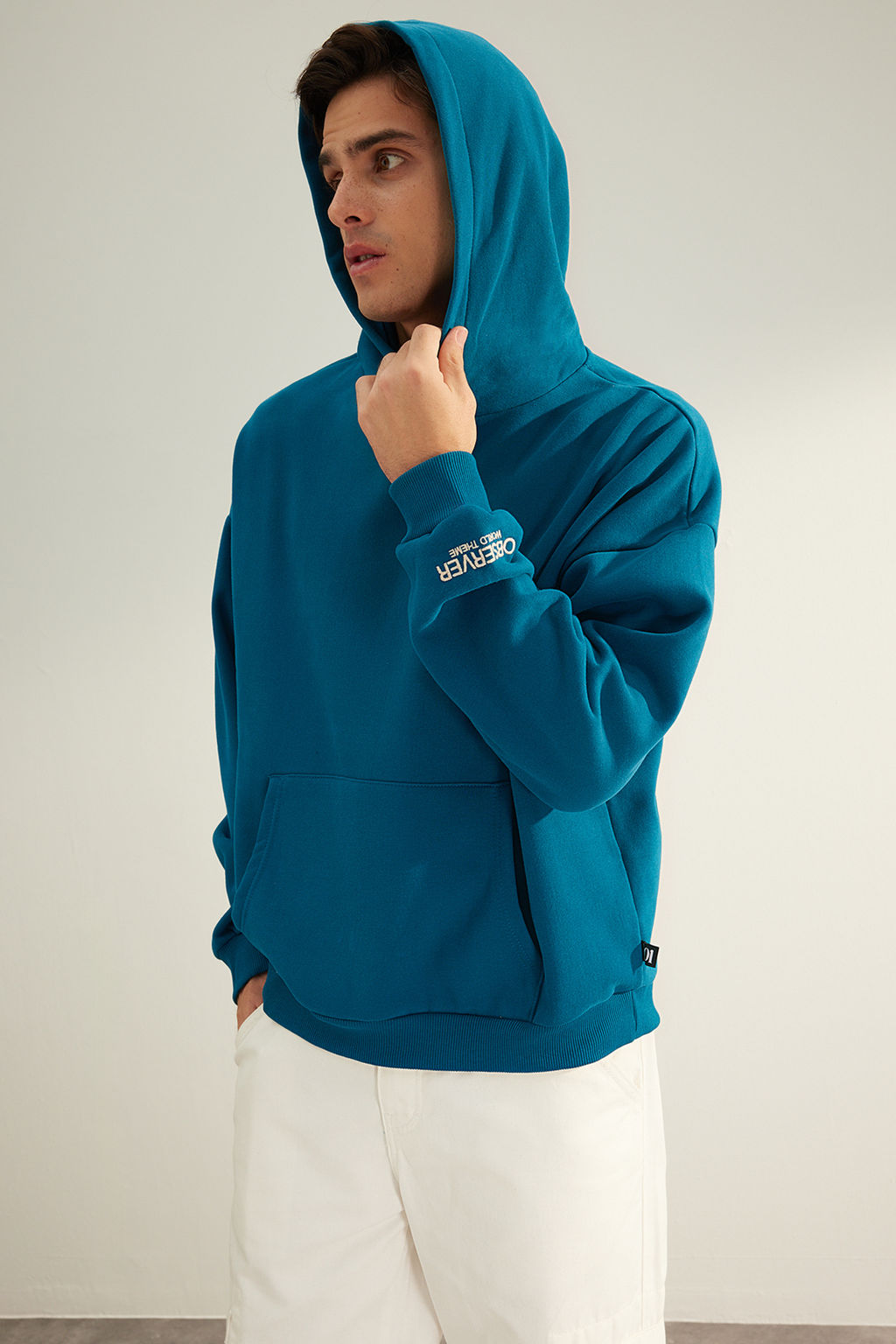 TRENDYOL MAN Siyah Kapusonlu Oversize/Genis Kesim Nak?sl? Etiketli Yumusak Kumas Sweatshirt TMNAW24SW00031