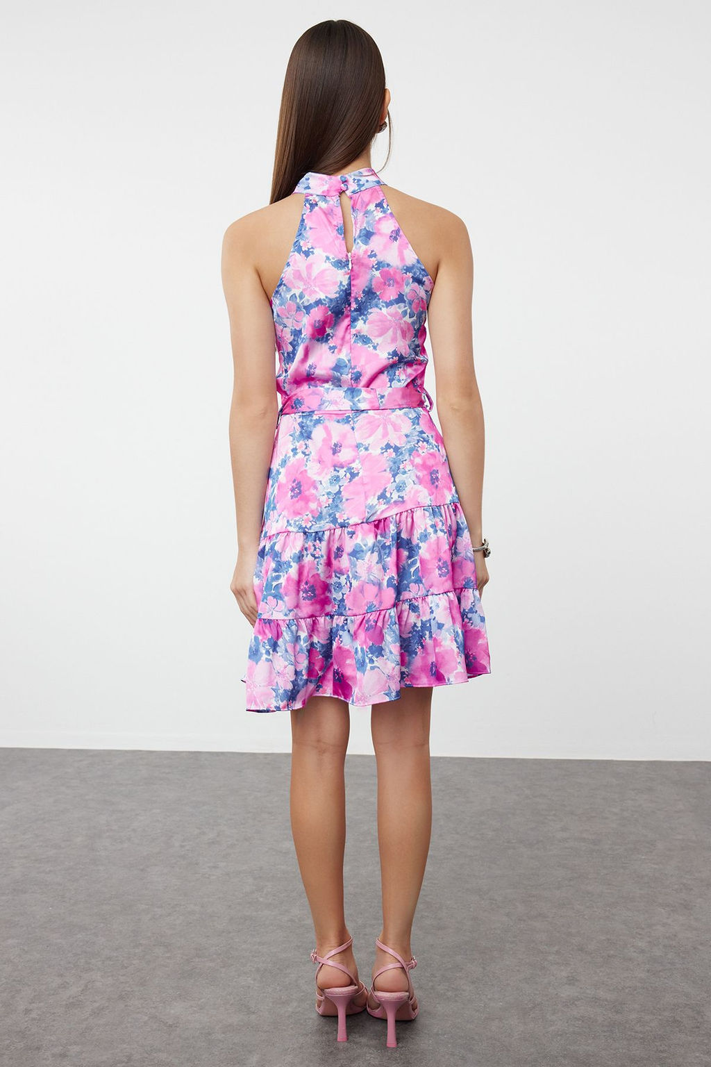 Fusya Cicek Desenli Halter Yaka A Kesim Saten Mini Dokuma Elbise TWOSS20EL2490