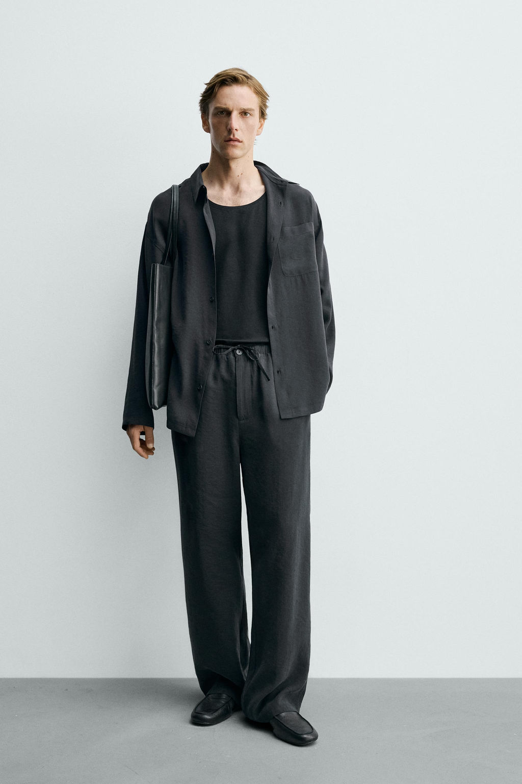 PANTAL?N FLUIDO RELAXED FIT / Negro