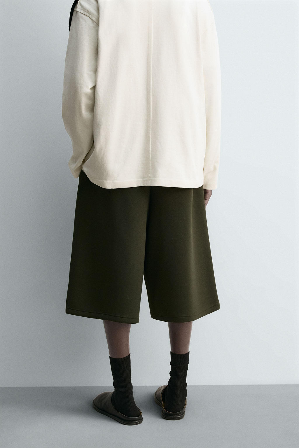 PLEATED NEOPRENE-EFFECT LONG BERMUDA SHORTS - Zara фото 3
