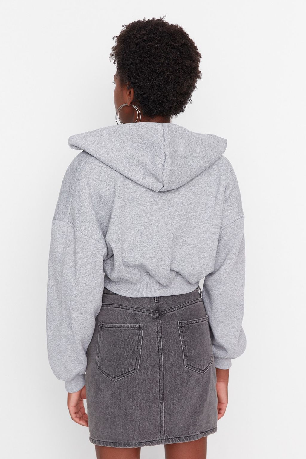 Gri Kal?n Ici Polarl? Kapusonlu V Yaka Rahat Kesim Crop Orme Sweatshirt TWOAW23SW00096