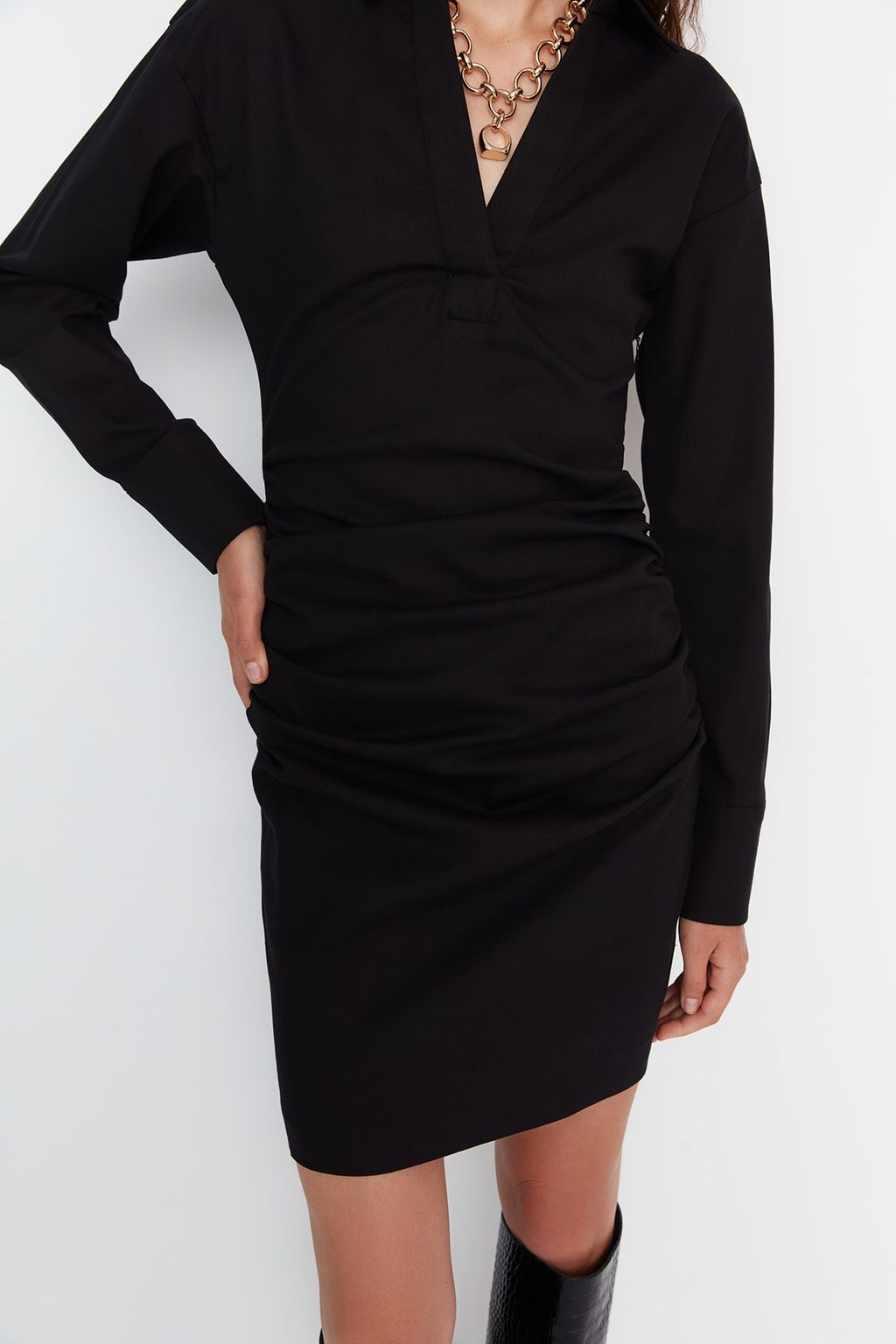 TRENDYOLMILLA Limited Edition Siyah Vucuda Oturan Drape Detayl? Mini Gabardin Dokuma Elbise TWOAW21EL1388