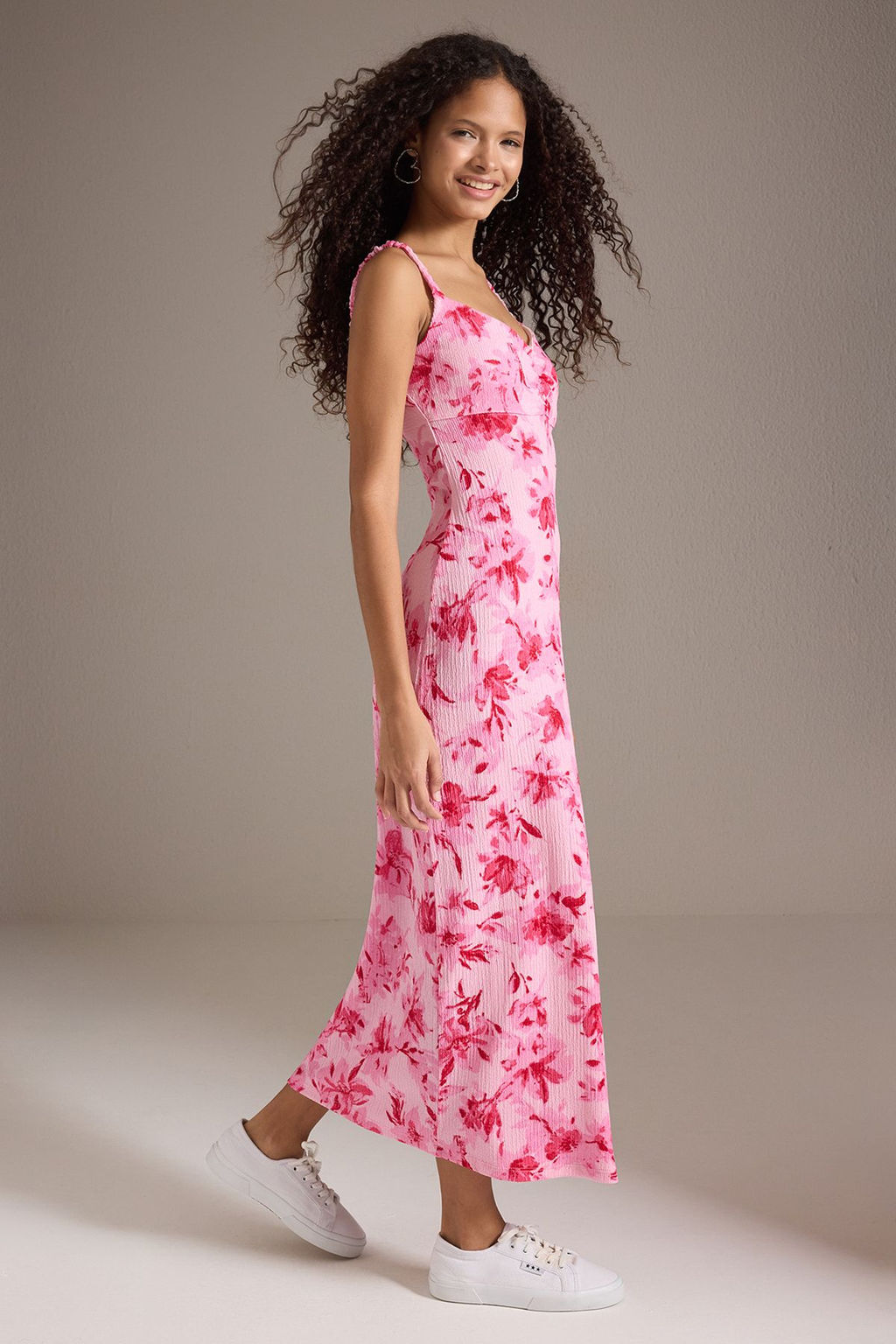 TRENDYOLMILLA Pembe Cicek Bask?l? Ask?l? V Yaka Buzgulu Vucuda Oturan Esnek Maxi Orme Elbise TWOSS25EL00474  фото 2