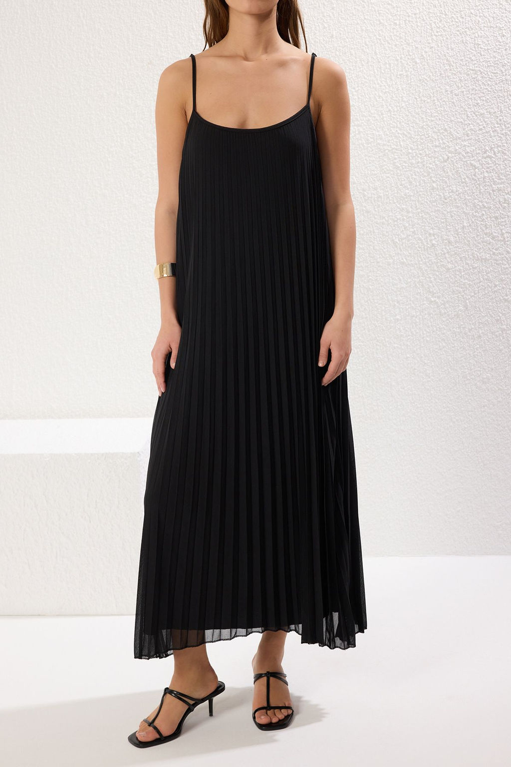 TRENDYOLMILLA Siyah Duz Y?rtmacl? Maxi Piliseli A-line Esnek Orme Elbise TWOSS25EL00170 фото 9