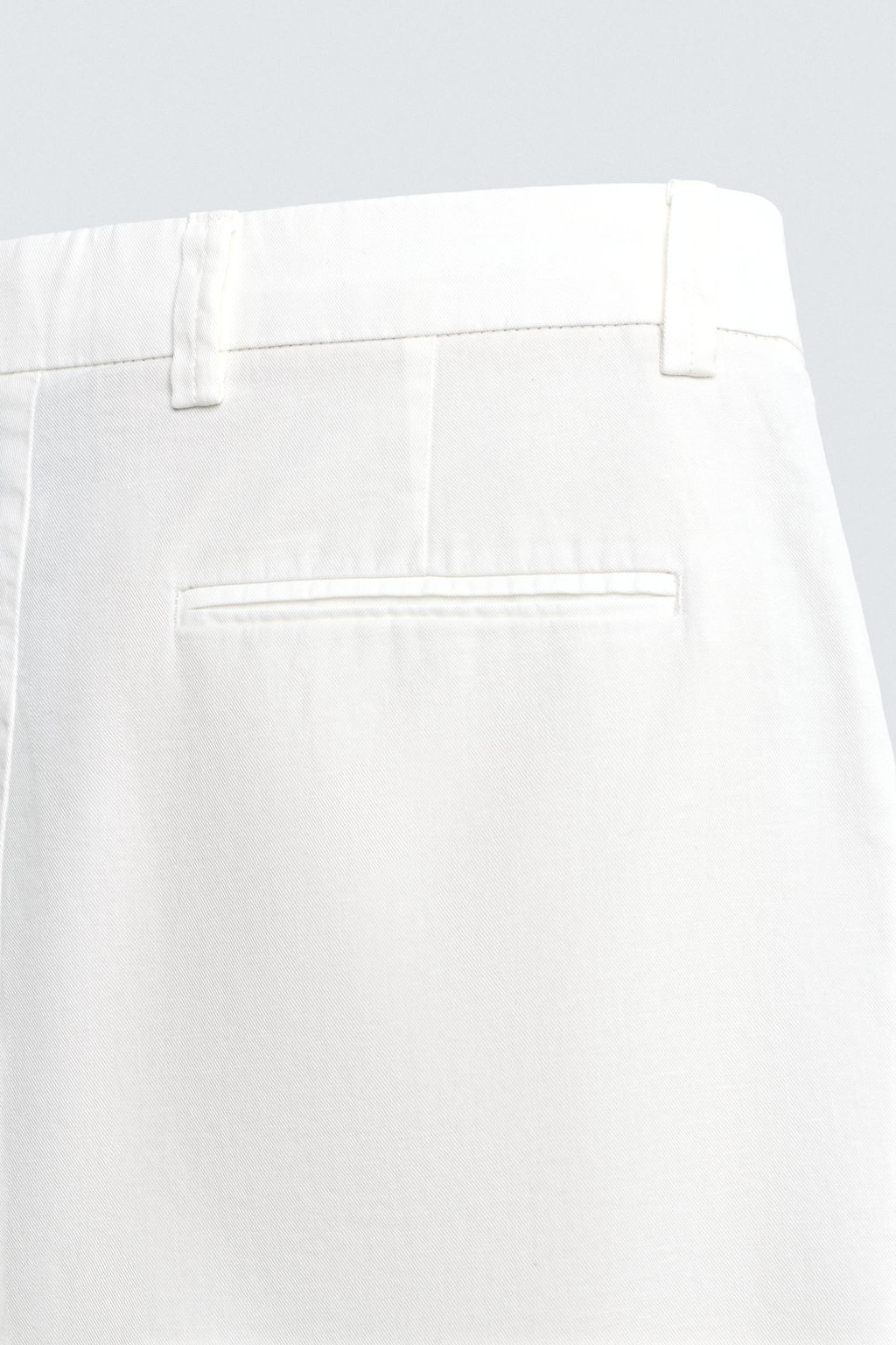 BERMUDA REGULAR FIT PLIEGUES / Blanco roto
