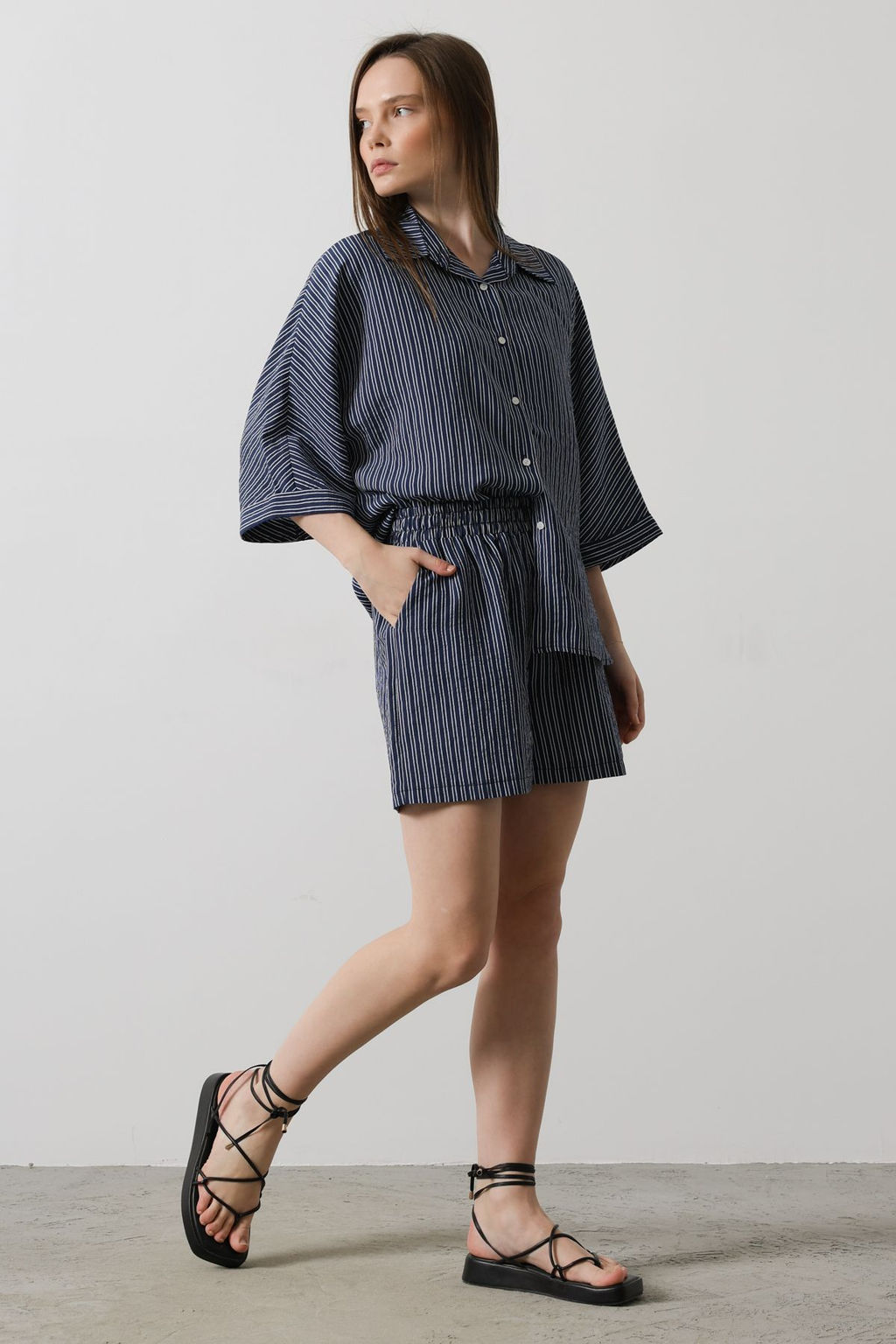 TRENDYOLMILLA Lacivert Beli Lastikli Cizgili Mini Sort & Bermuda TWOSS25SR00038 фото 4