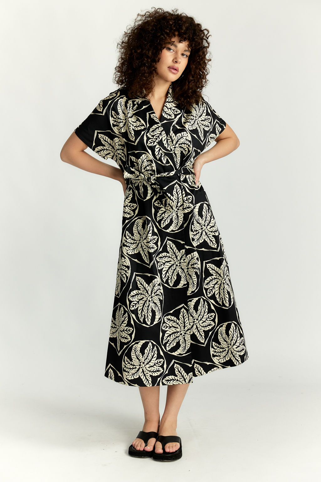 Платье свободного кроя с карманами и поясом на талии. Рукав короткий. Длина миди. - Serginnetti фото 3