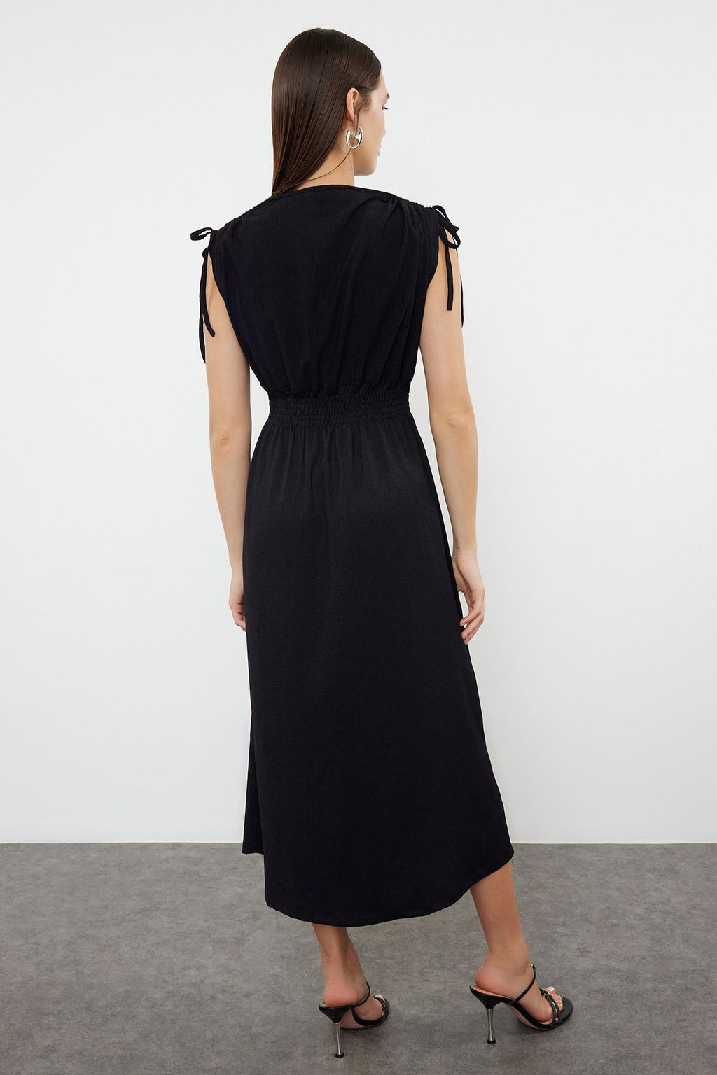 TRENDYOLMILLA Siyah Duz S?f?r Kol Kruvaze Skater/Belden Ac?lan Buzgulu Esnek Midi Elbise Orme TWOSS24EL01063  фото 12