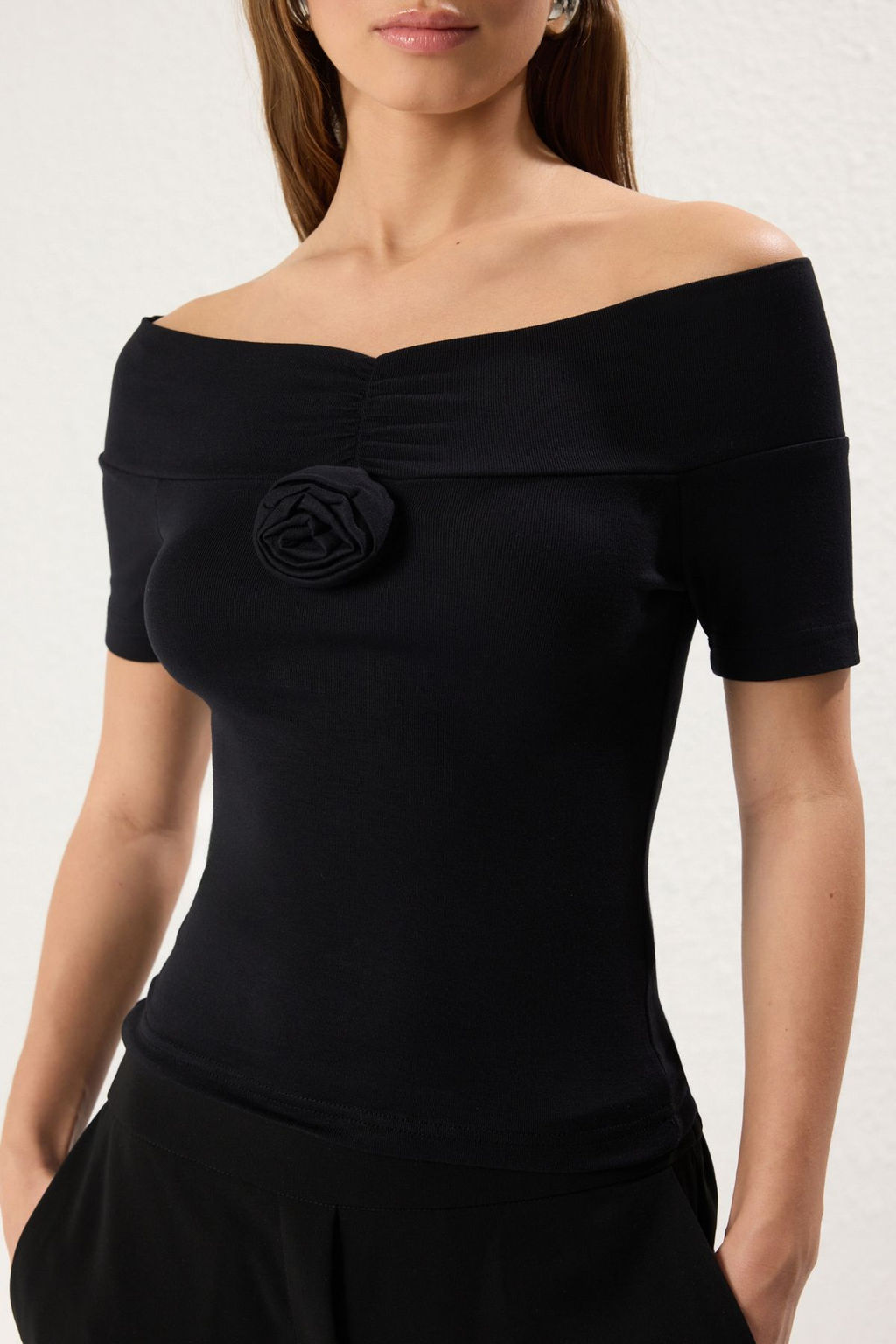 Siyah Gul Detayl? Fitted/Vucuda Oturan Esnek Orme Bluz TWOSS25BZ00219 - Trendyolmilla фото 3