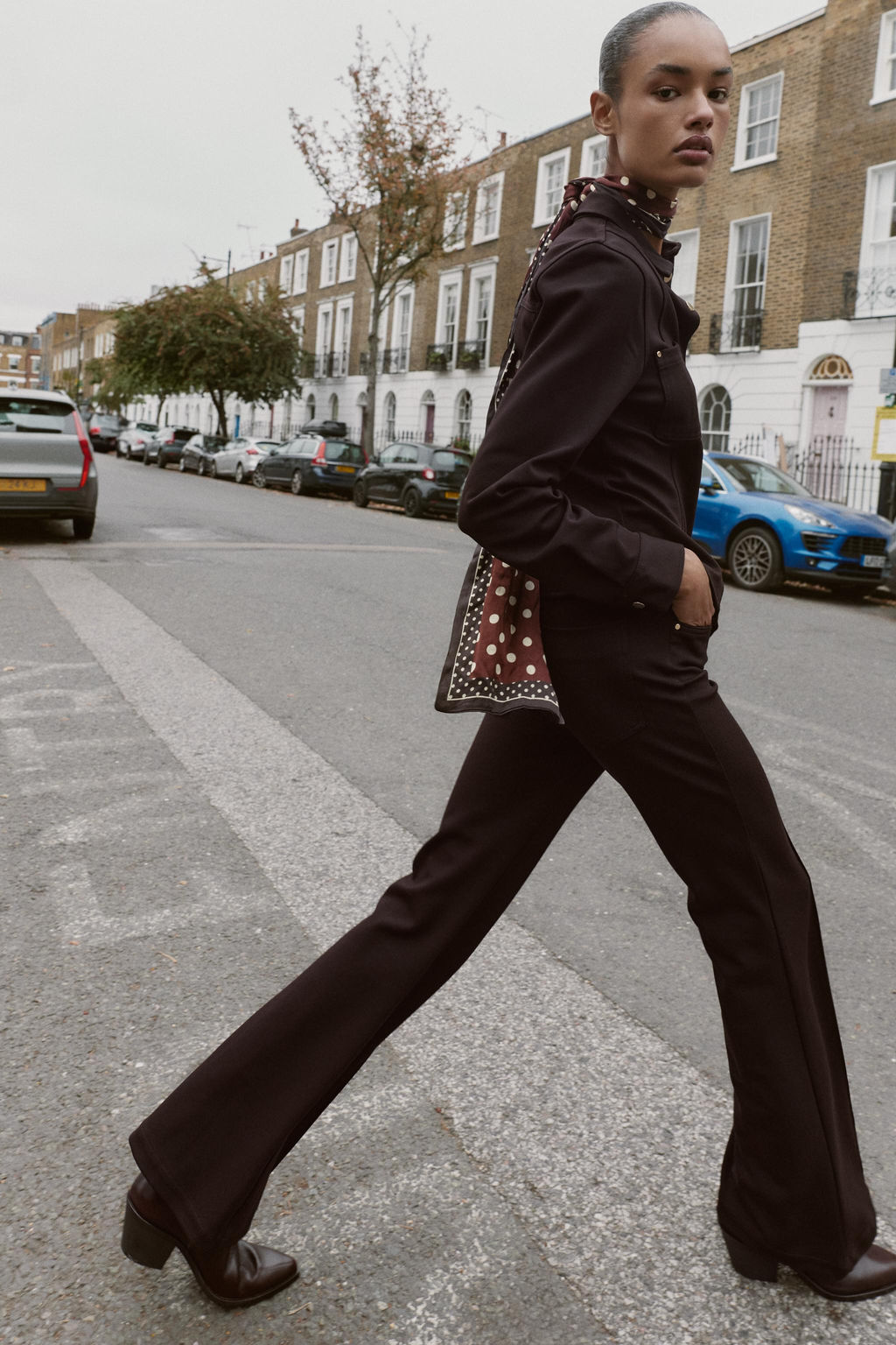 LOW-RISE FLARE TROUSERS - Zara фото 3