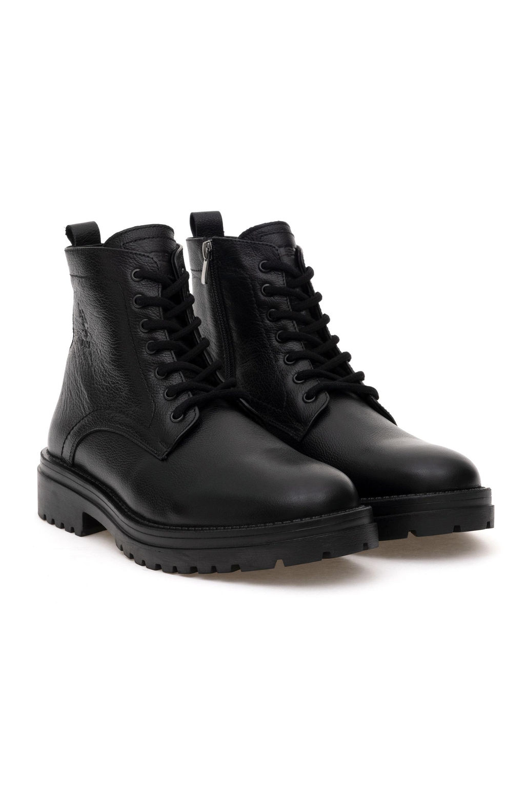 Скидка на сюрприз мужского черного бота в корзине