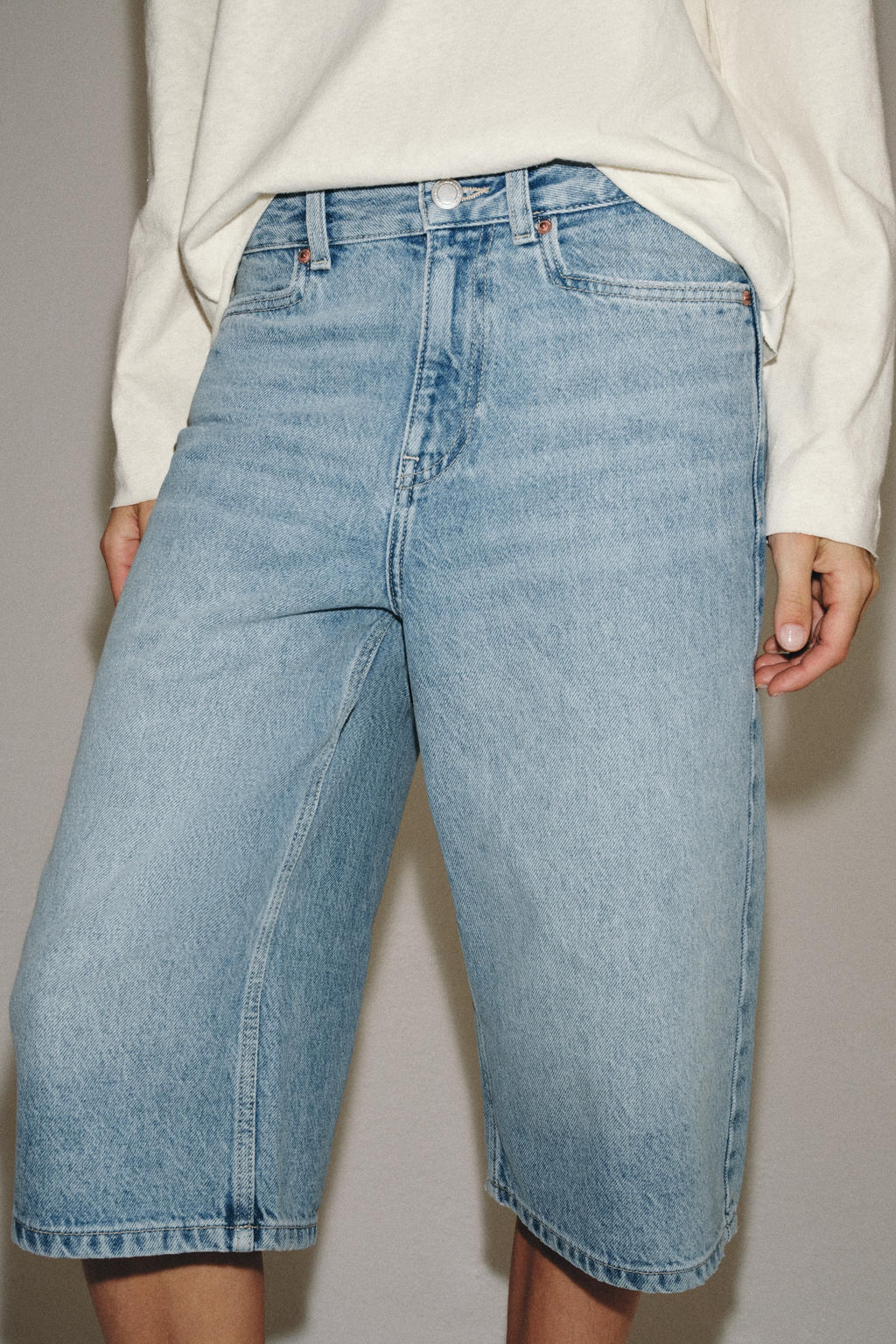 BERMUDA DENIM TIRO MEDIO ZW COLLECTION / Azul claro - Zara фото 2
