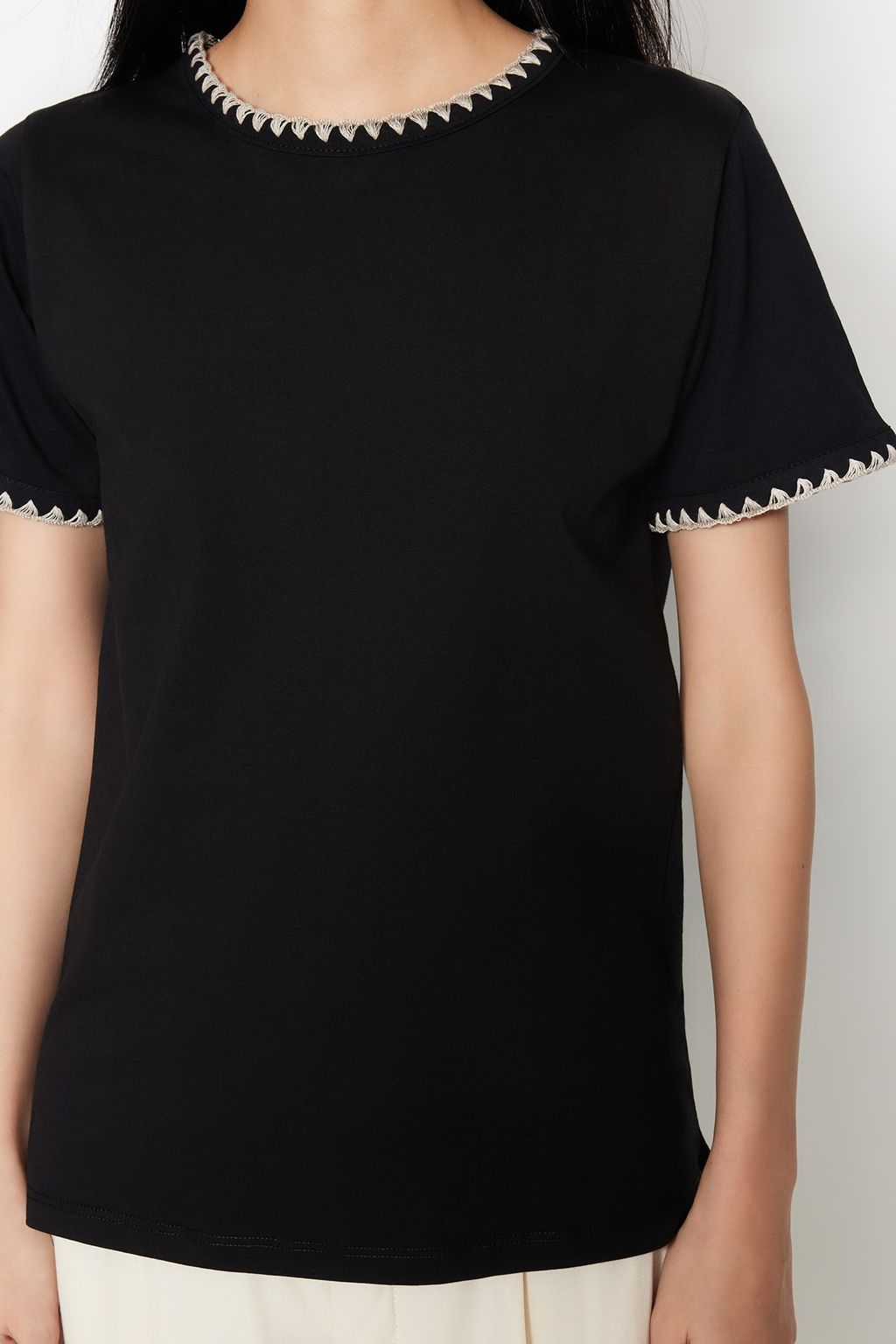 Siyah %100 Pamuk Kontrast Dikis Detayl? Basic Bisiklet Yaka Orme T-Shirt TWOSS19AD0085