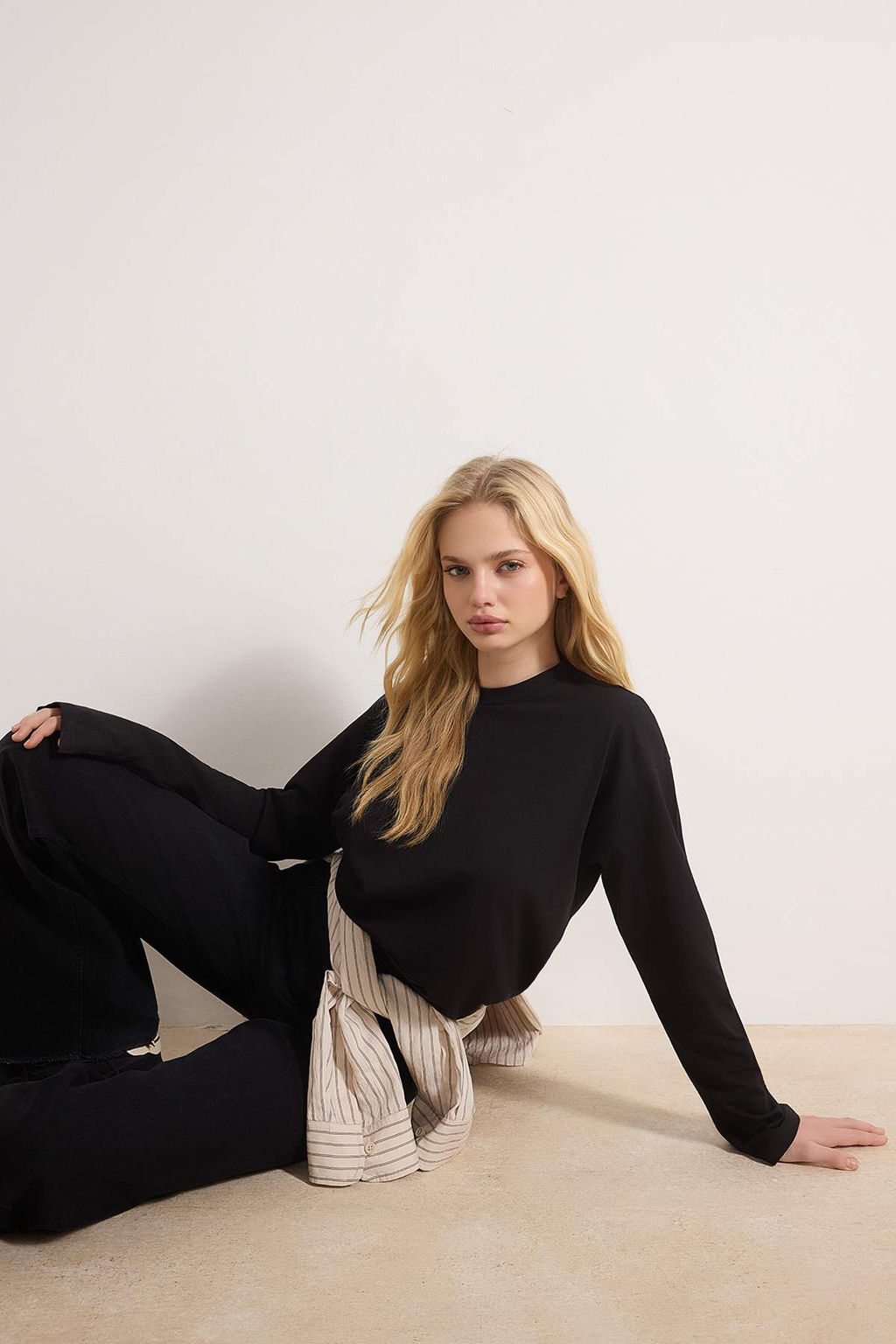 Siyah %100 Kal?n Pamuklu Basic Bisiklet Yaka Oversize/Genis Kal?p Orme T-Shirt TWOAW24TS00013