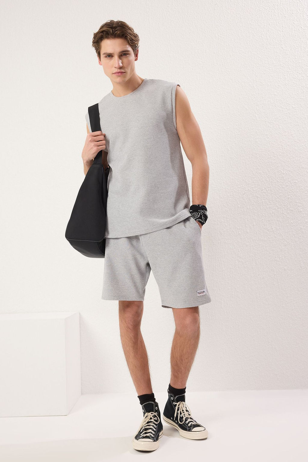 TRENDYOL MAN Gri Regular Fit Etiket Detayl? Atlet Sortlu Orme Pijama Tak?m? TMNSS25PT00028