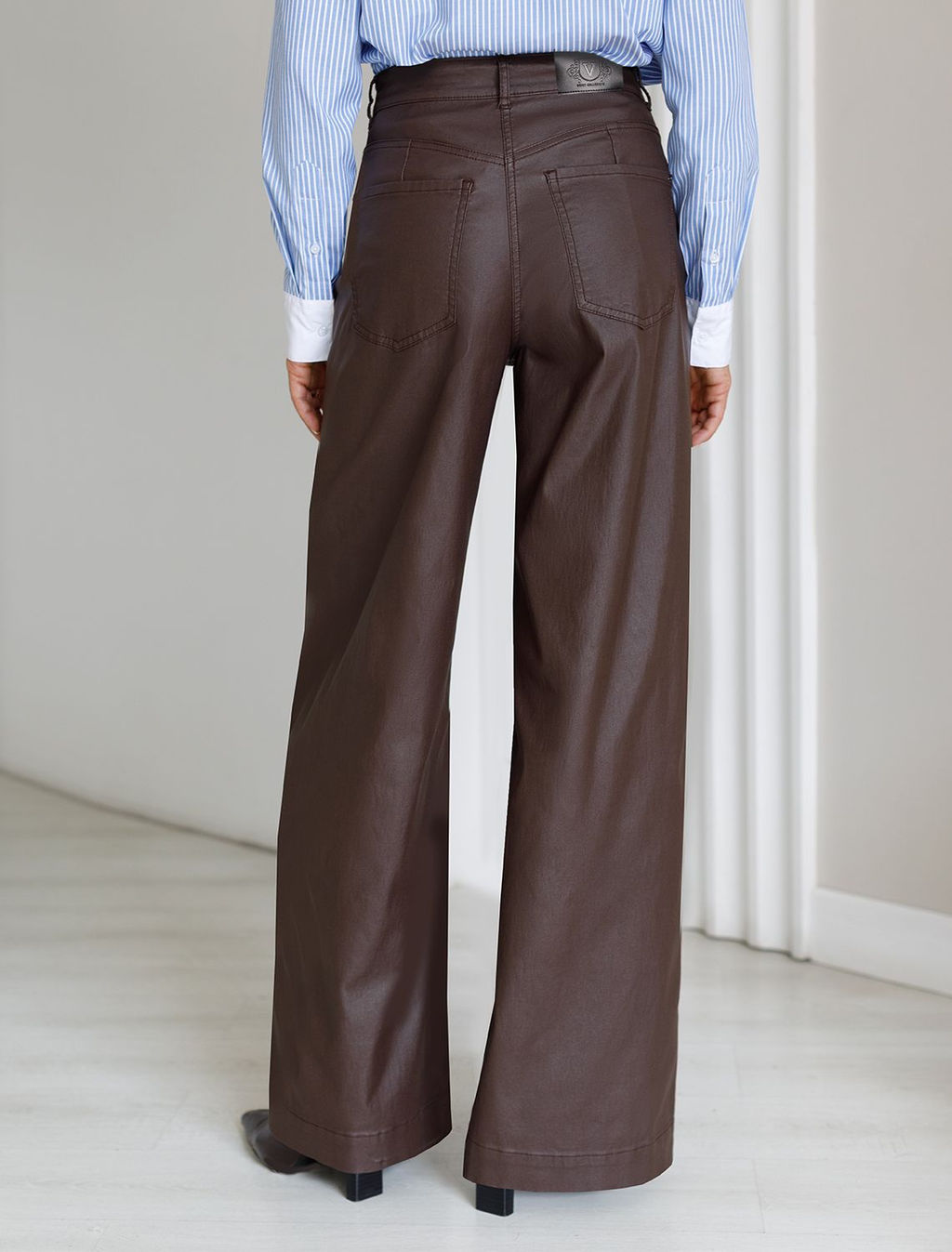 Брюки-трубы из эластичного хлопка с эффектом кожи