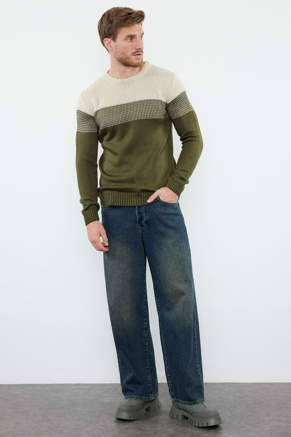 TRENDYOL MAN Bej Slim Fit Dar Kesim Bisiklet Yaka Renk Bloklu Kazak TMNAW21KZ0543 - Trendyolmilla фото 17