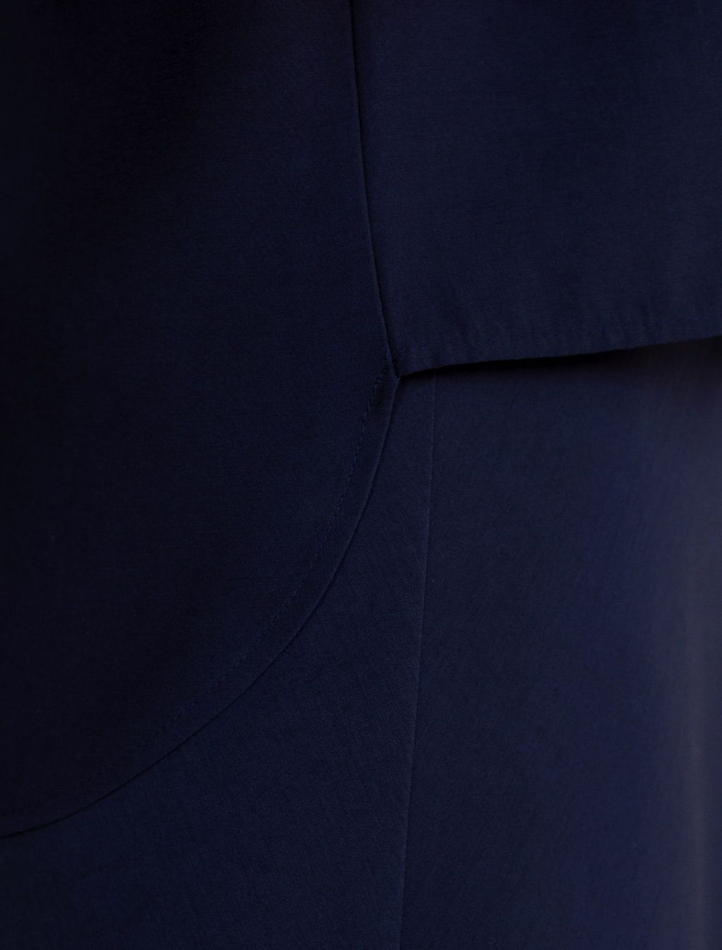 Укороченная блузка с V вырезом из плотного лиоцелла