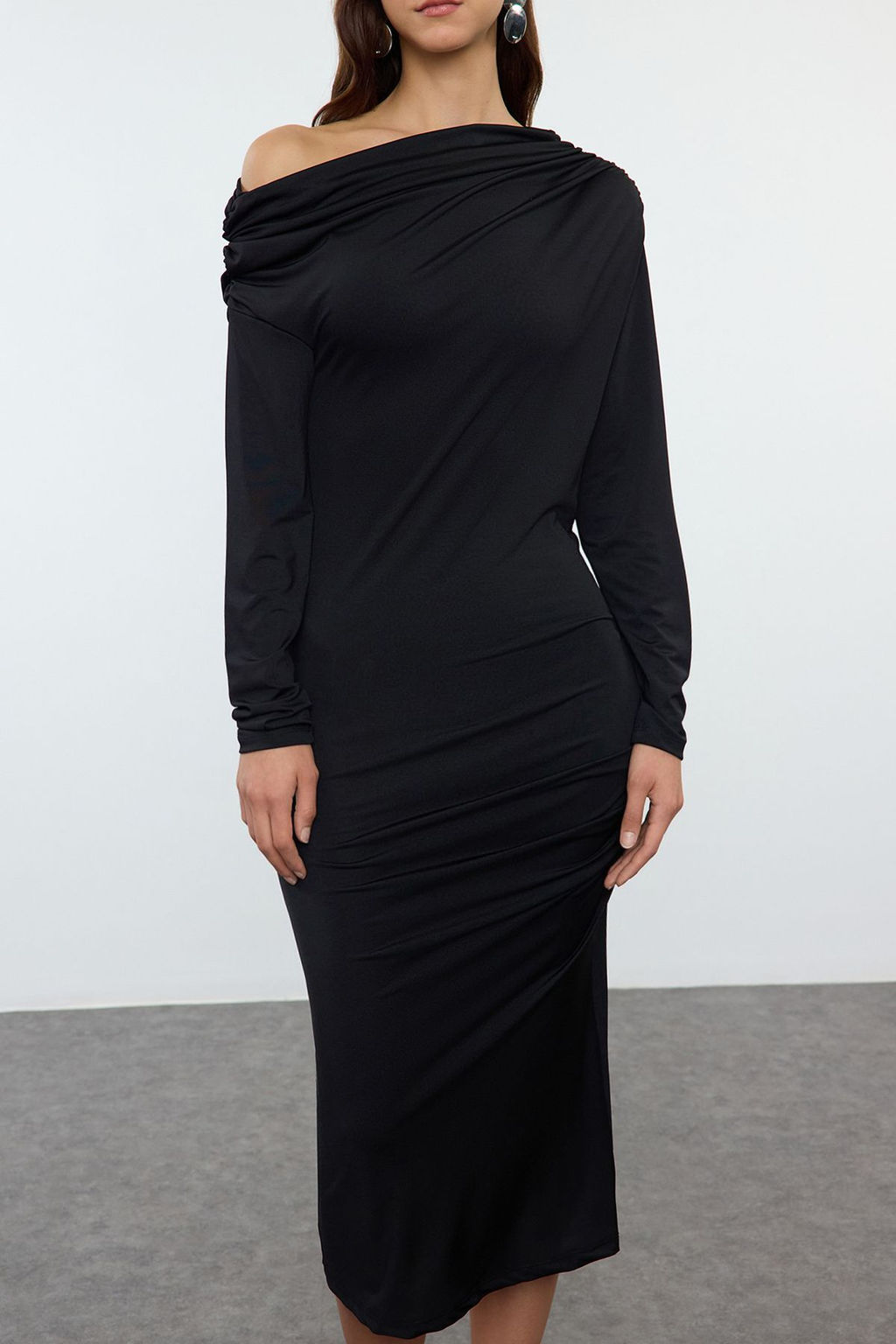 Siyah Fitted/Vucuda Oturan Asimetrik Yaka Midi Orme Elbise TWOAW25EL00457 - Trendyolmilla фото 3