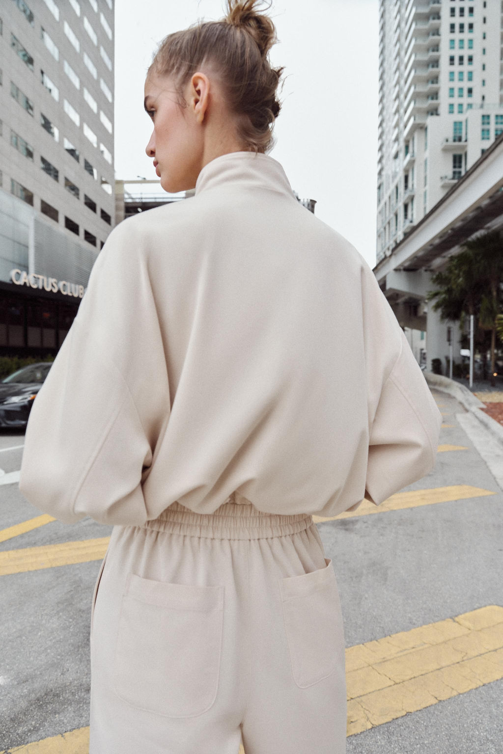 CAZADORA BOMBER CUELLO SUBIDO / Crudo