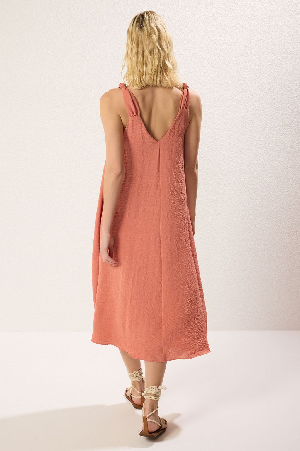 TRENDYOLMILLA Yesil Rahat Kesim V Yaka Midi Dokuma Elbise TWOSS23EL00882 фото 27