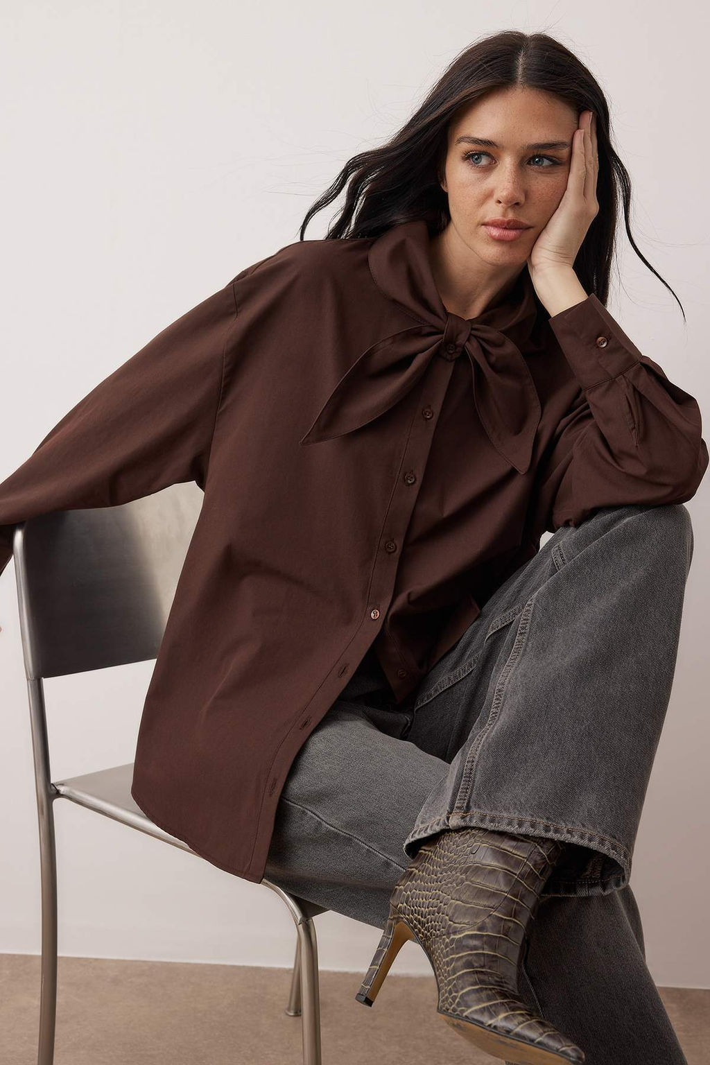 Koyu Kahverengi Pamuklu Yaka Fiyonk Baglamal? Genis Kal?p Poplin Gomlek TWOAW26GO00123