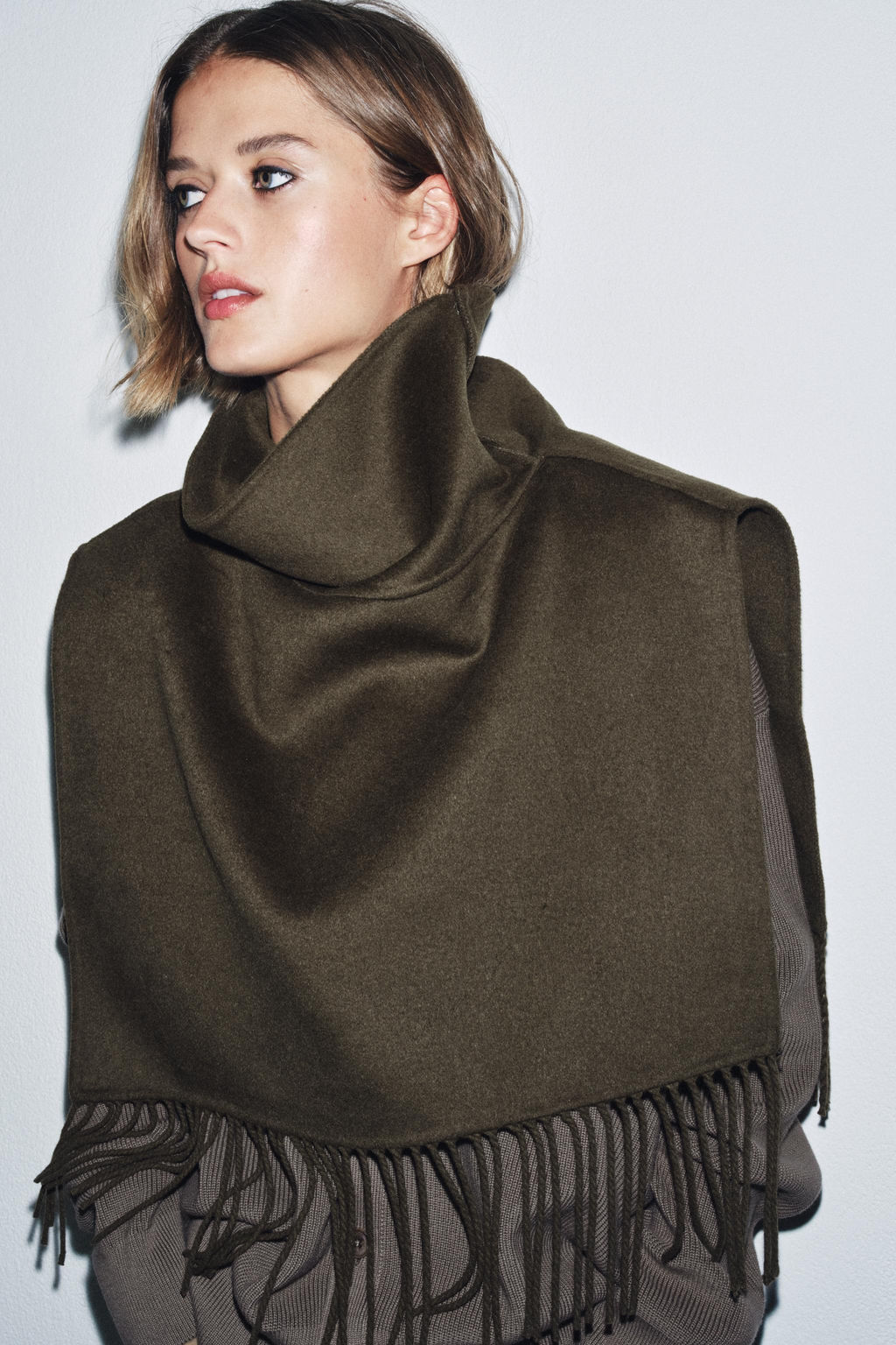 SHORT WOOL FRINGED CAPE - Zara фото 2