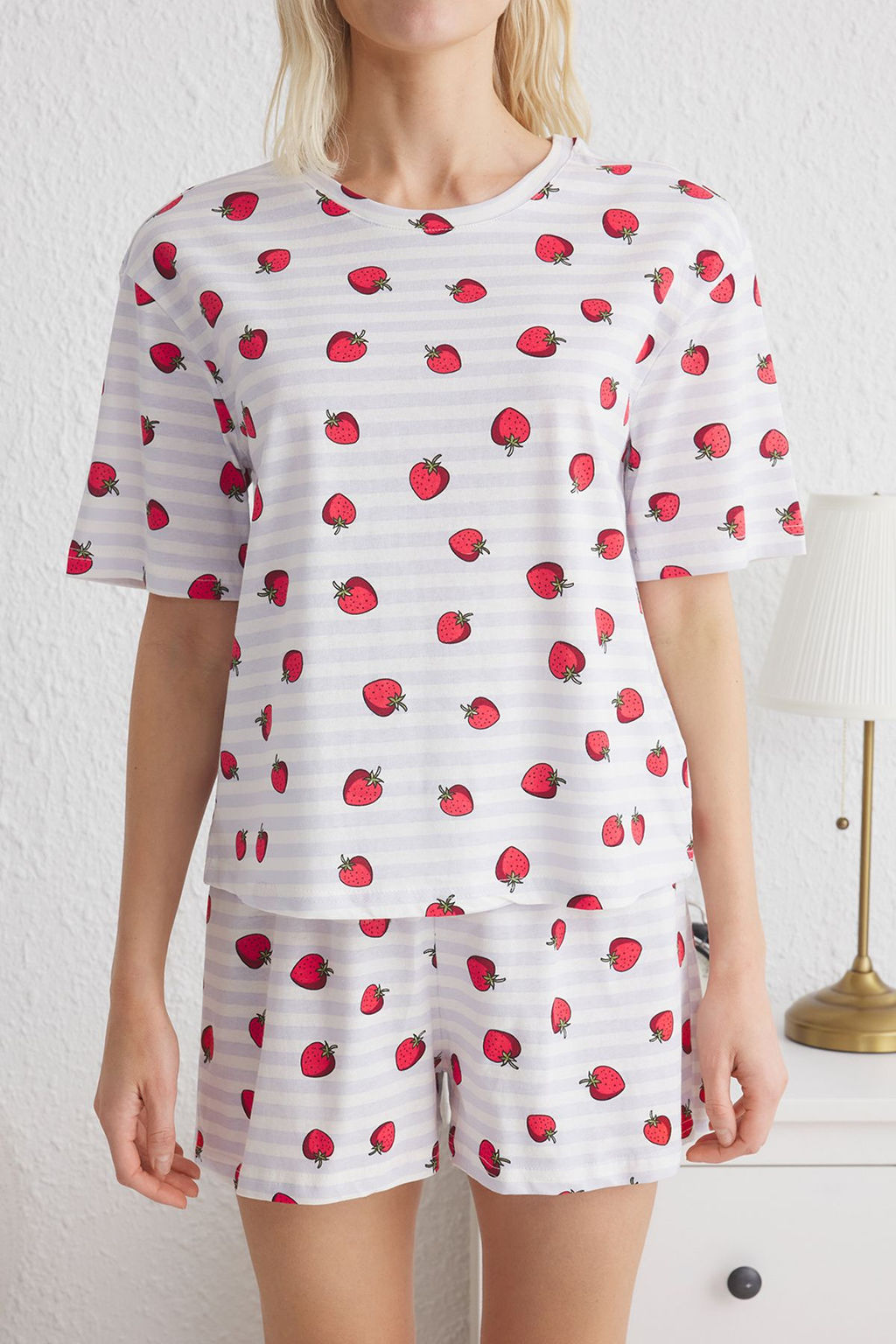 Trendyolmilla Cok Renkli %100 Pamuklu Cizgili ve Cilek Desenli Sortlu Orme Pijama Tak?m? THMSS25PT00087  фото 8