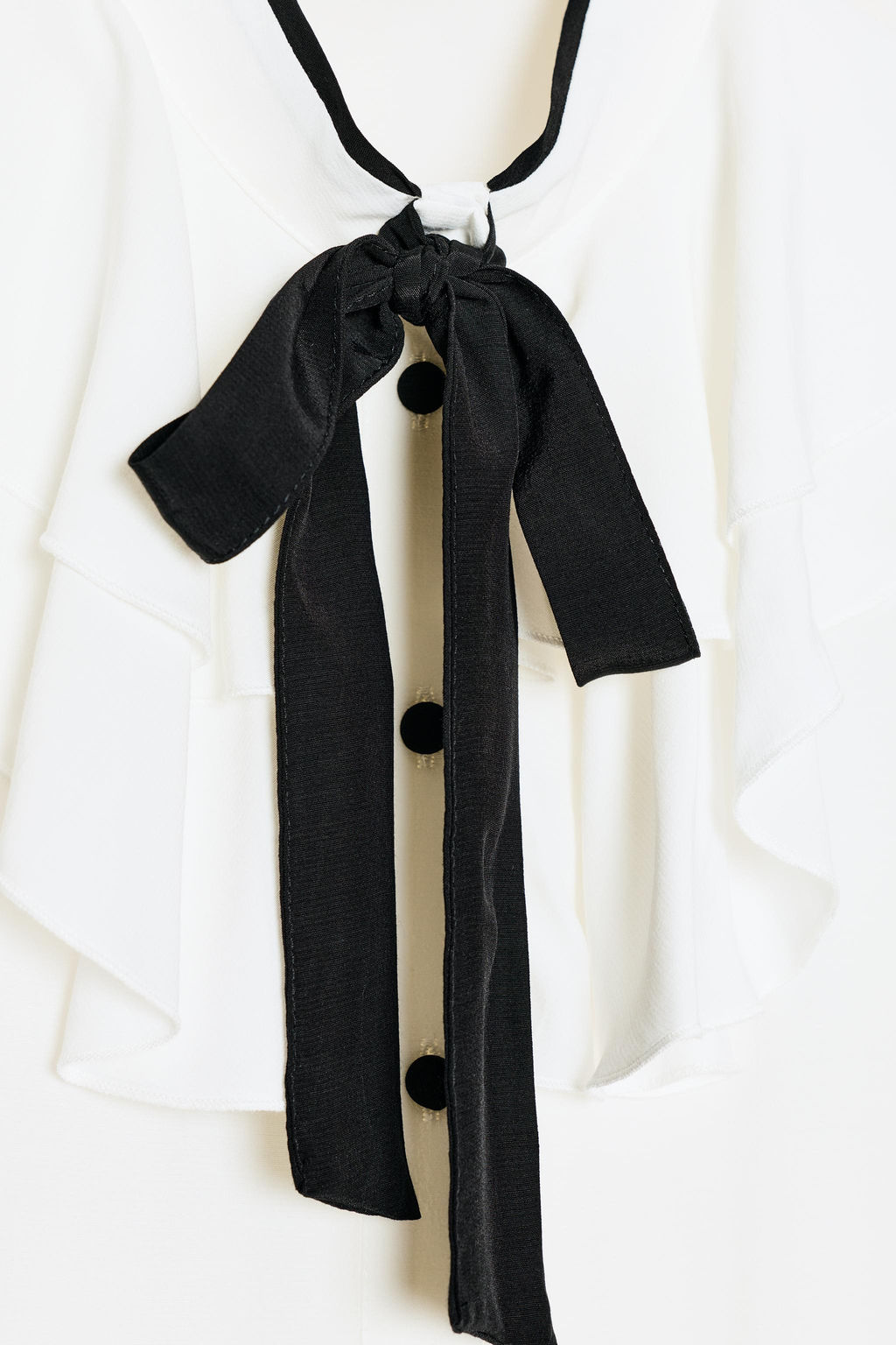 RUFFLED BLOUSE WITH CONTRAST BOW