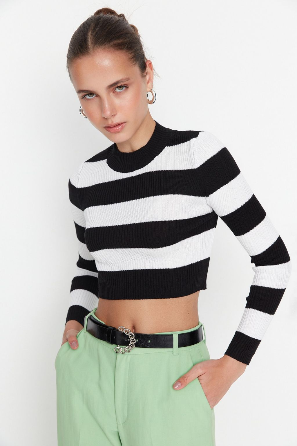 TRENDYOLMILLA Siyah Crop Pamuklu Cizgili Triko Kazak TWOAW20KZ0255