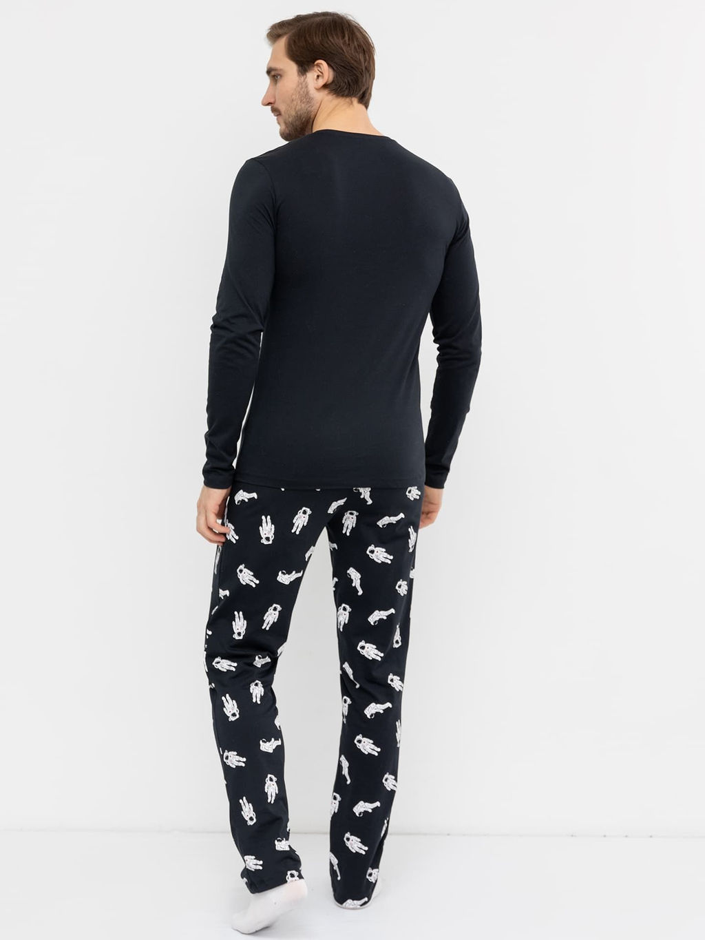 Пижама мужская (джемпер, брюки) в расцветке космонавты на черном - Mark formelle фото 3