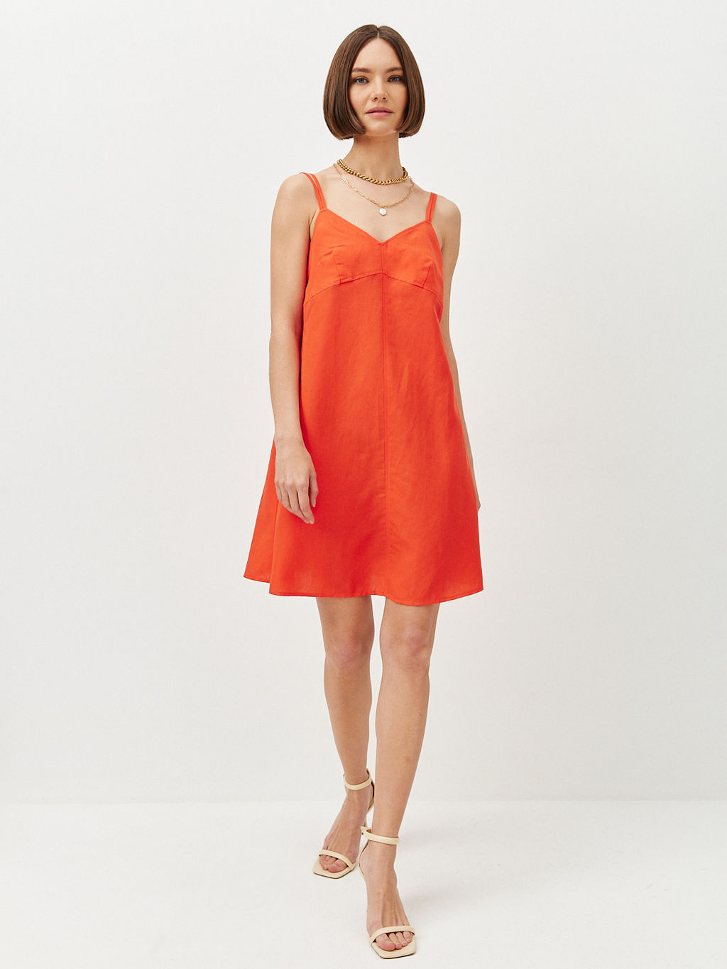 Платье мини на тонких бретелях с пуговицами по спинке