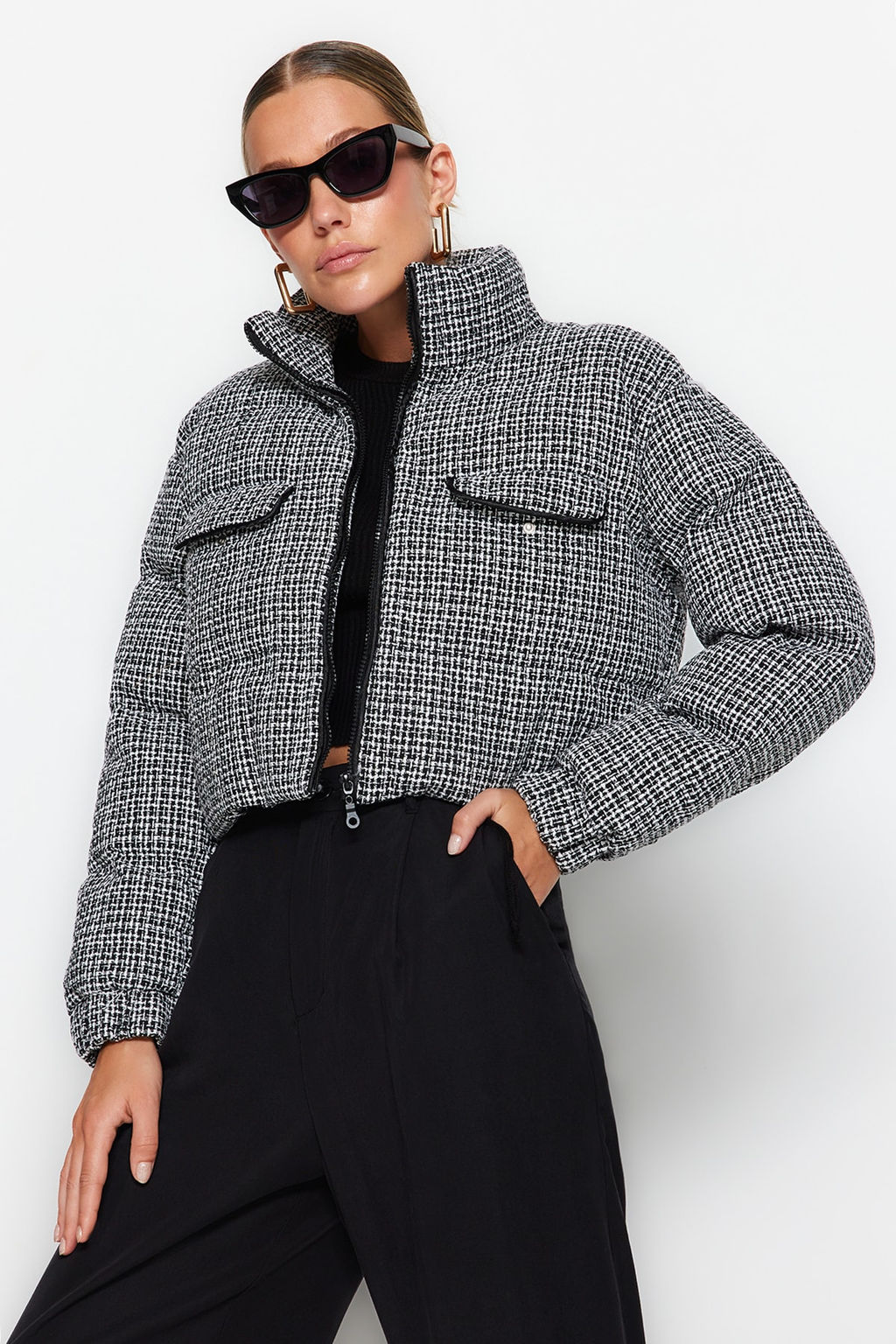 TRENDYOLMILLA Siyah Tuvit Crop Sisme Mont TWOAW24MO00028
