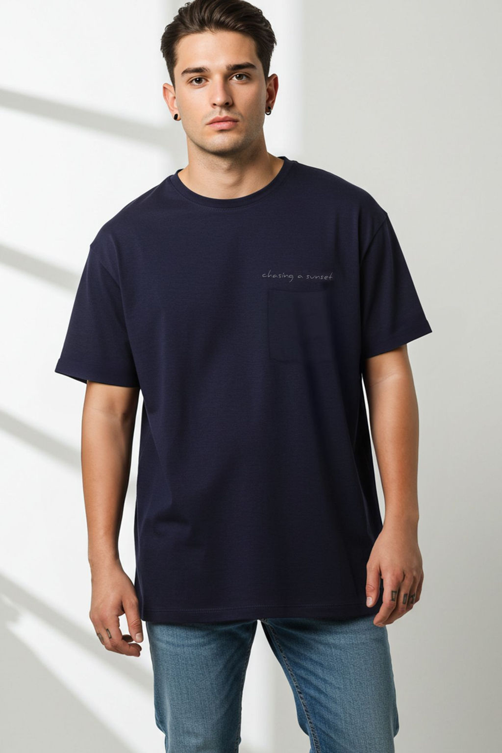 TRENDYOL MAN Lacivert Oversize/Genis Kesim Bisiklet Yaka Cep Uzeri Yaz? Nak?sl? %100 Pamuk T-Shirt TMNSS25TS00056