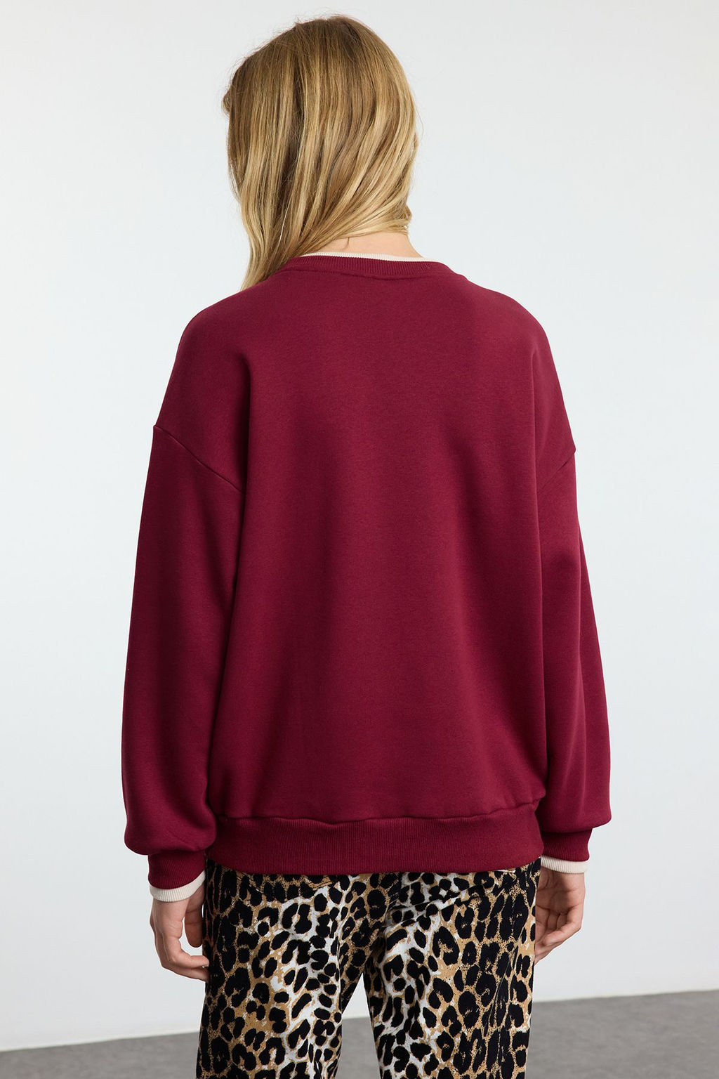 TRENDYOLMILLA Bordo Slogan Nak?sl? Renk Bloklu Oversize Kal?p Kal?n Ici Polarl? Orme Sweatshirt TWOAW25SW00245 фото 5