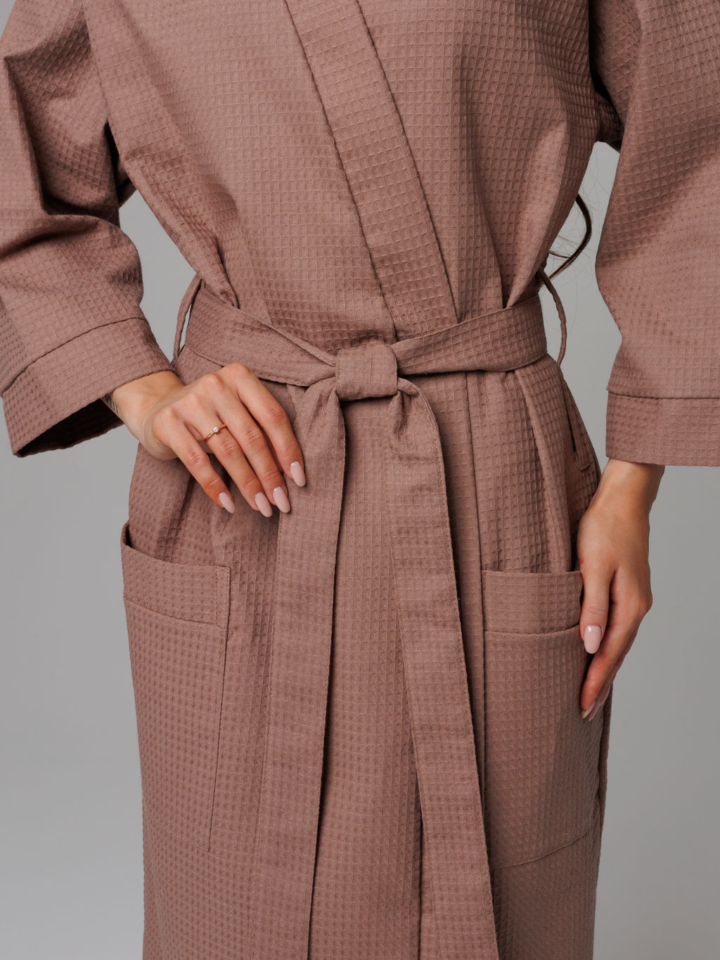 Женский укороченный вафельный халат с планкой коричневый В-11 (21)