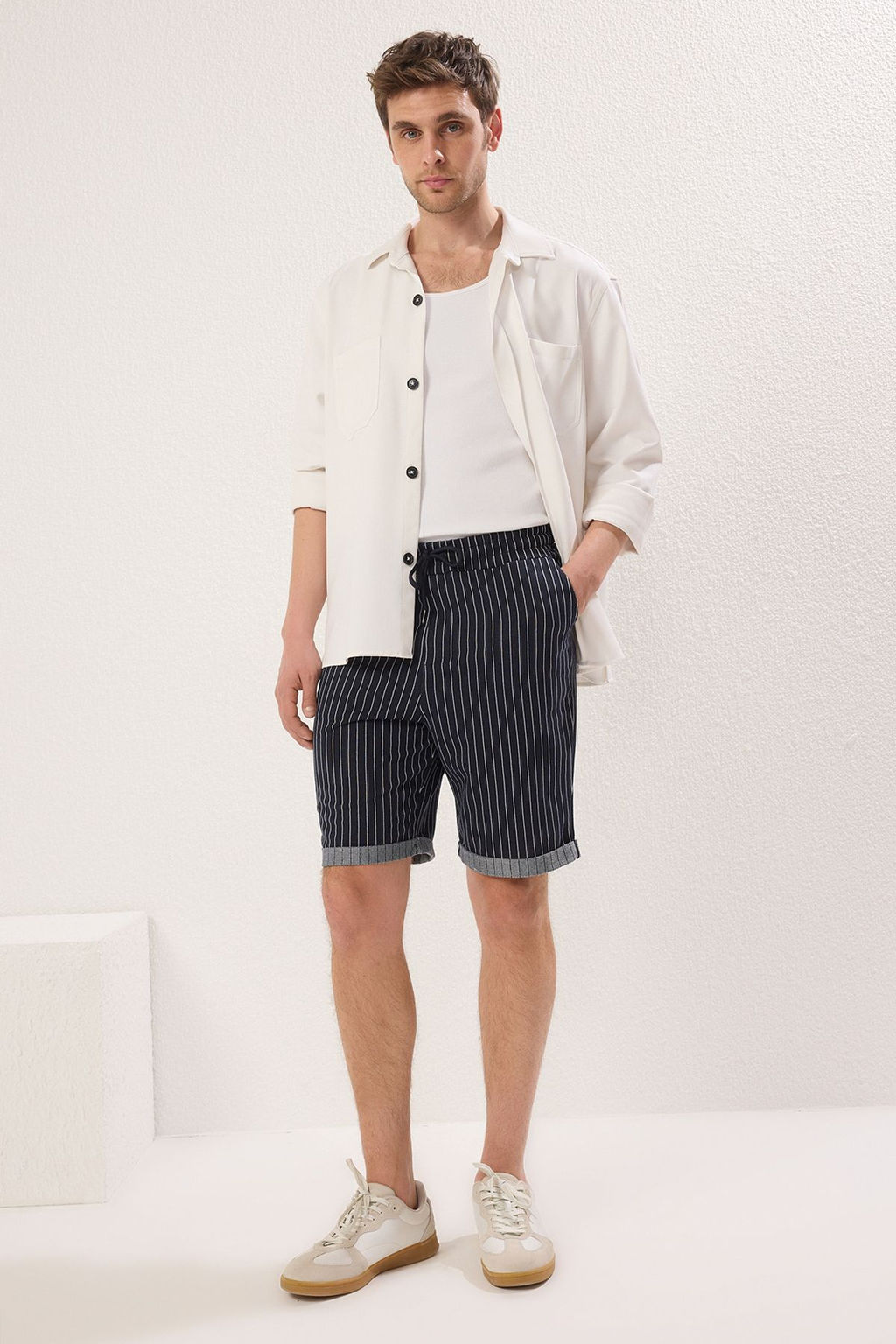 TRENDYOL MAN Siyah Regular Orta Boy/Normal Kesim Cizgili Sort TMNSS20SR0200