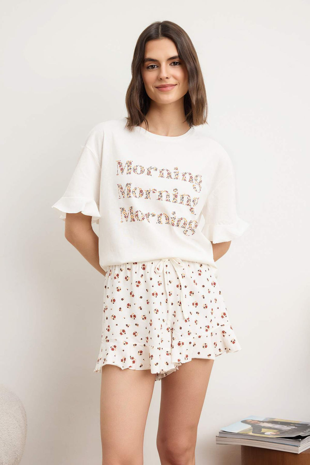 Trendyolmilla Beyaz-Cok Renkli %100 Pamuklu Cicekli ve Sloganl? Volanl? Sortlu Orme Pijama Tak?m? THMSS25PT00204  фото 13