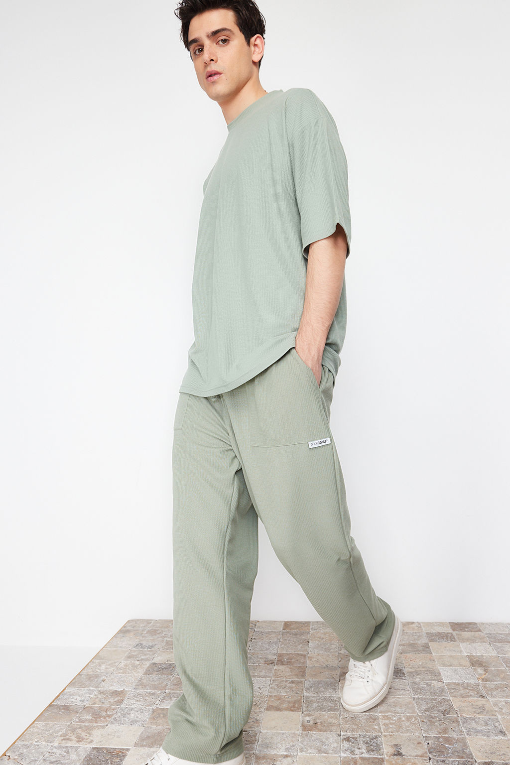Mint Oversize/Genis Kesim Dokulu Genis Paca Etiketli Bol Esofman Alt? TMNSS24EA00005