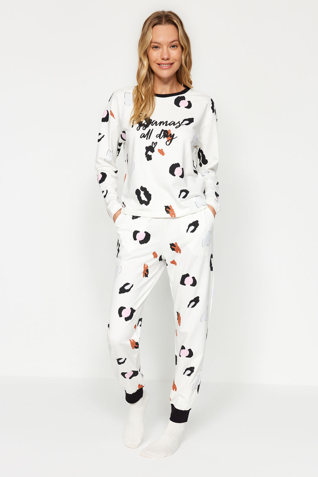 Beyaz %100 Pamuklu Leopar Desenli Sloganl? Tshirt-Jogger Orme Pijama Tak?m? THMAW24PT00211 - Trendyolmilla фото 3