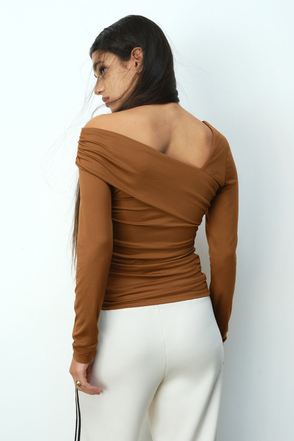 Top drapeado de un hombro - H&m фото 6