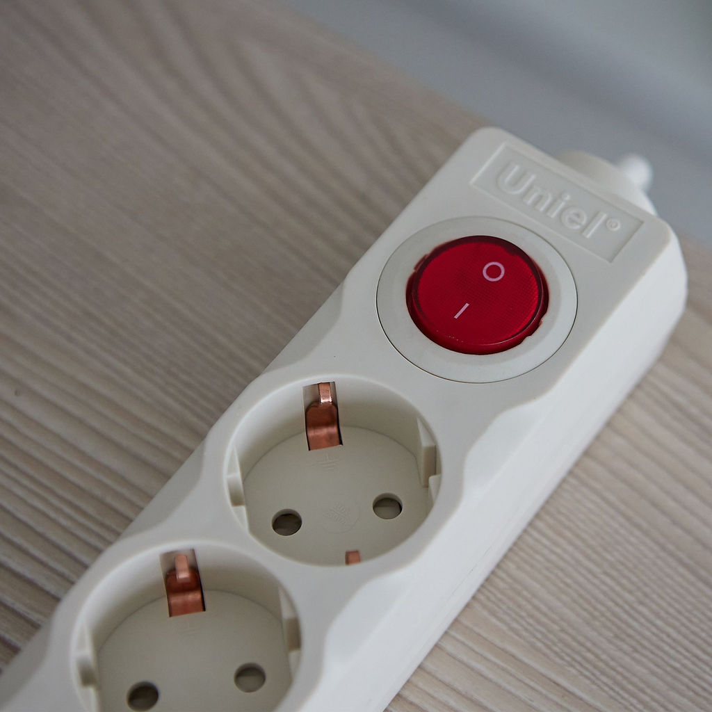 S-GSU5-5 IVORY Cетевой фильтр серии Universal, 5м (Пвс 3*0,75), 5 гнезд, с/з. 10А. Защита от перенапряжения, короткого замыкания. TM Uniel.