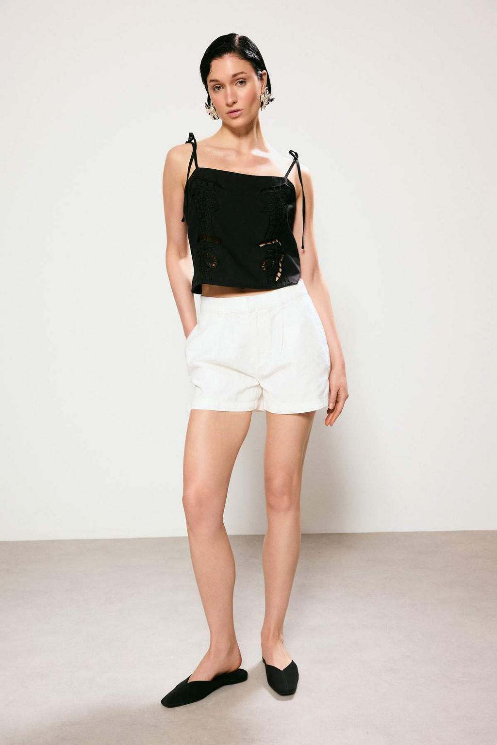 Trendyol Studio Beyaz Pileli Mini Y?rtmacl? Denim Sort TWOSS26SR00062 - Trendyolmilla фото 4