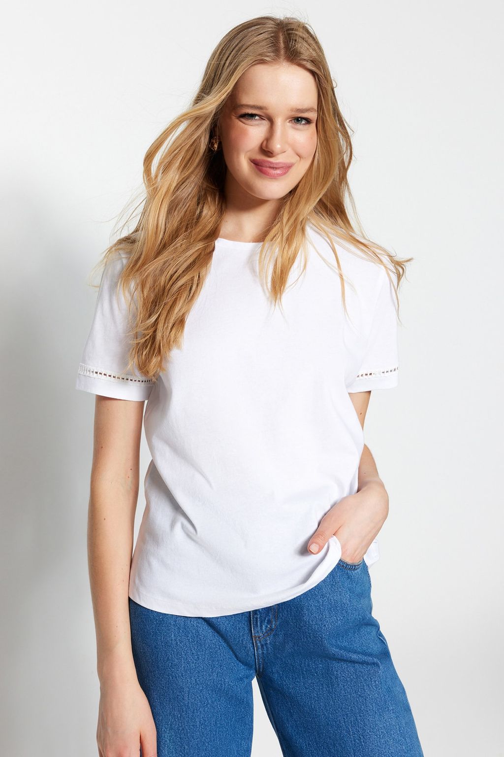 TRENDYOLMILLA Beyaz %100 Pamuk Isleme Detayl? Basic Bisiklet Yaka Orme T-Shirt TWOSS23TS00012